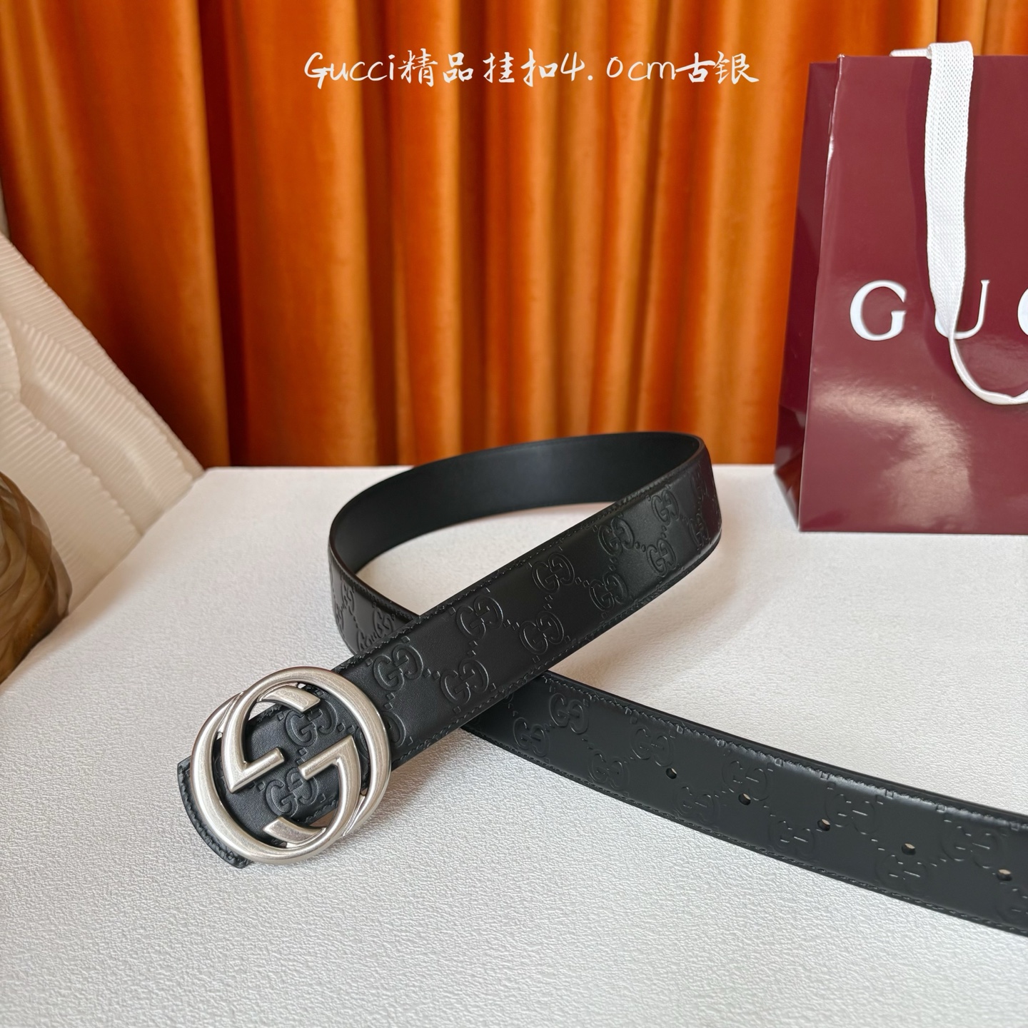 Gucci2026早春系列之一，这款腰带一面为黑色GG印花压纹牛皮革，另一面为黑色牛皮革，搭配可拆卸互扣