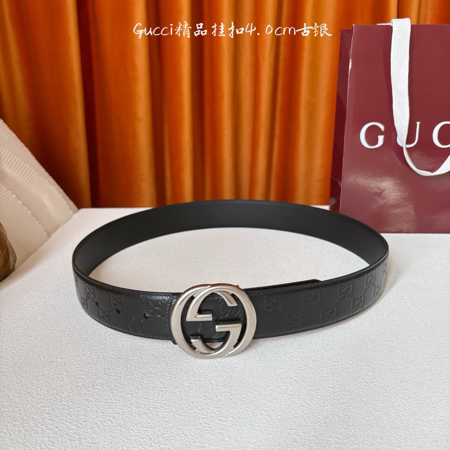 Gucci2026早春系列之一，这款腰带一面为黑色GG印花压纹牛皮革，另一面为黑色牛皮革，搭配可拆卸互扣