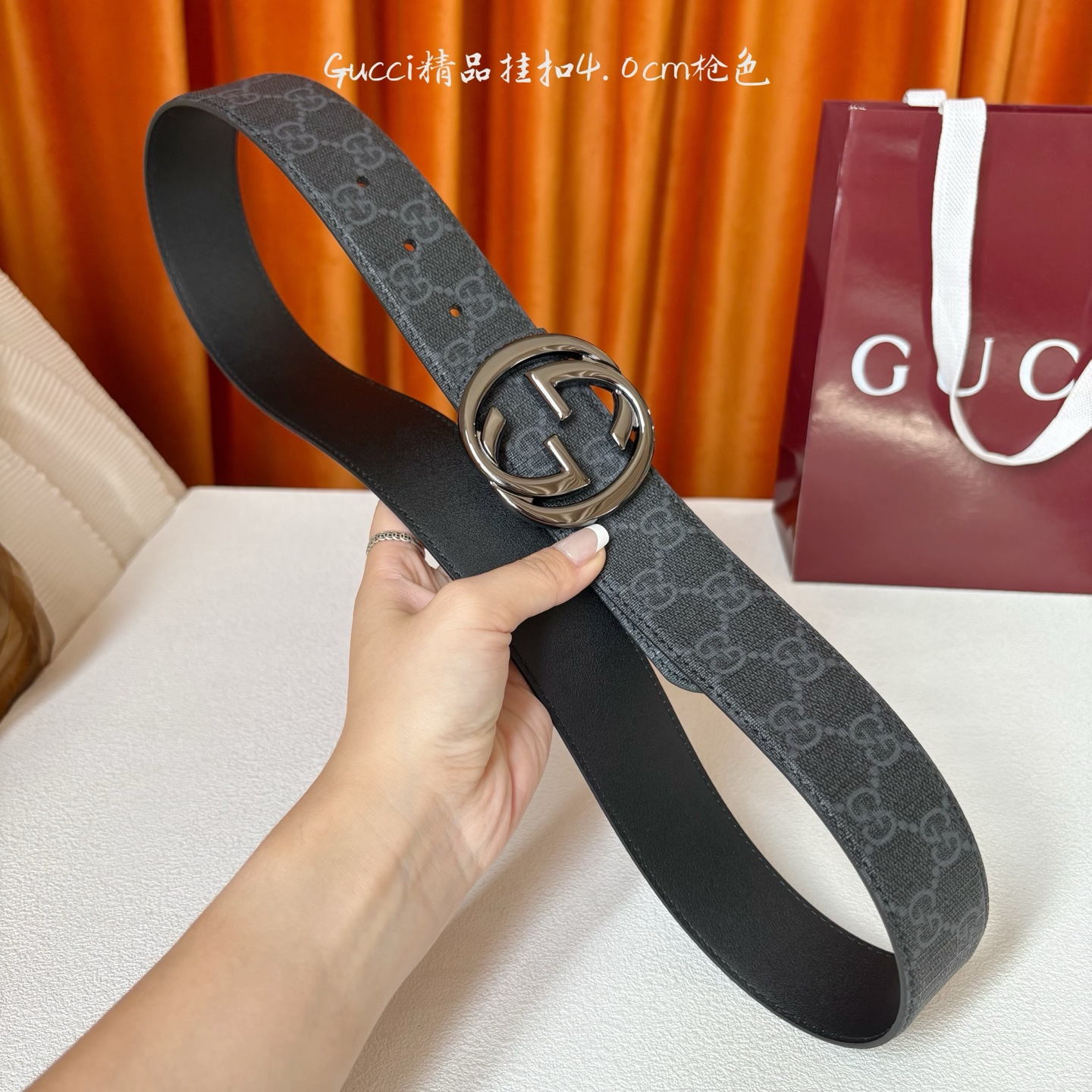 Gucci2026早春系列之一，这款腰带一面为柔软GG supreme帆布，另一面为黑色牛皮革，搭配可拆