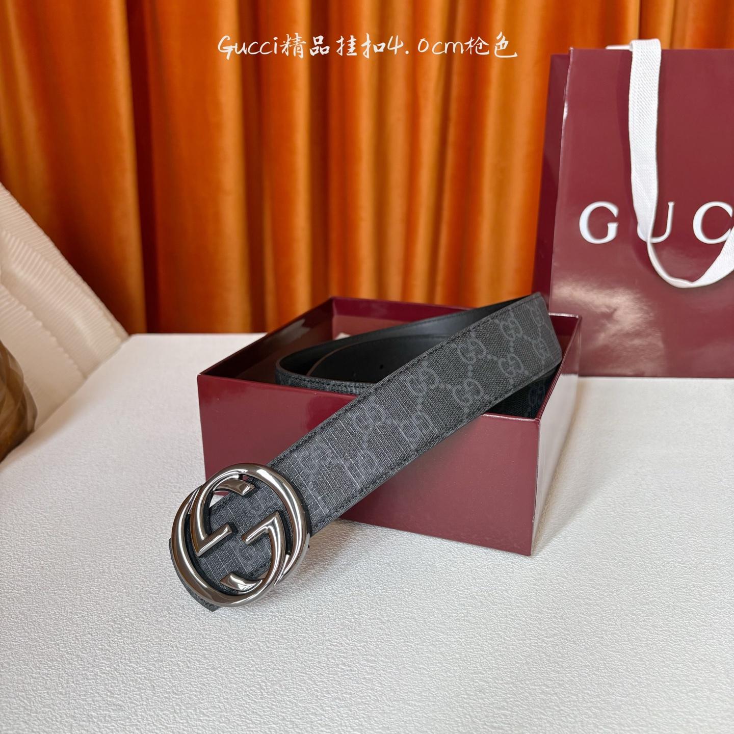 Gucci2026早春系列之一，这款腰带一面为柔软GG supreme帆布，另一面为黑色牛皮革，搭配可拆