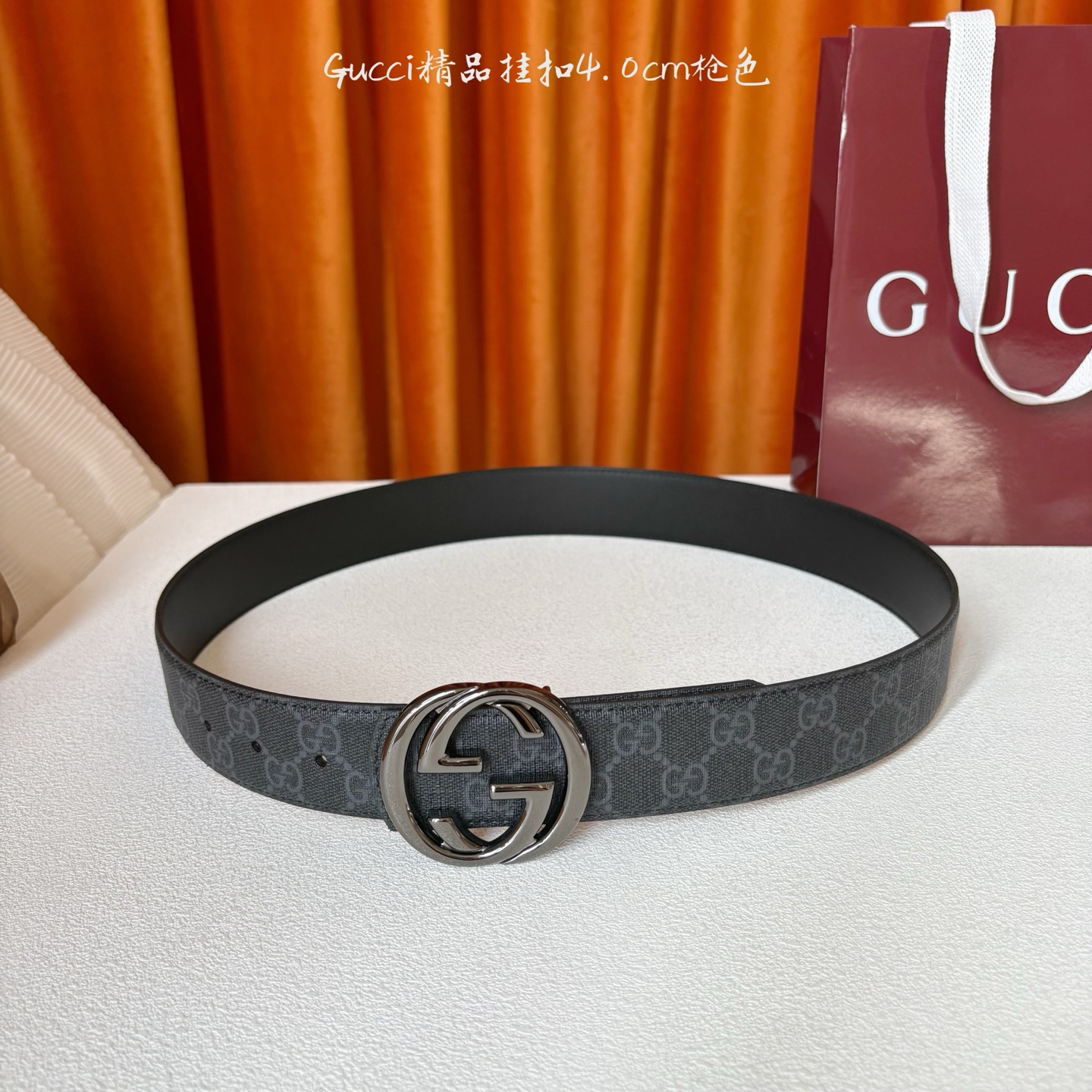 Gucci2026早春系列之一，这款腰带一面为柔软GG supreme帆布，另一面为黑色牛皮革，搭配可拆