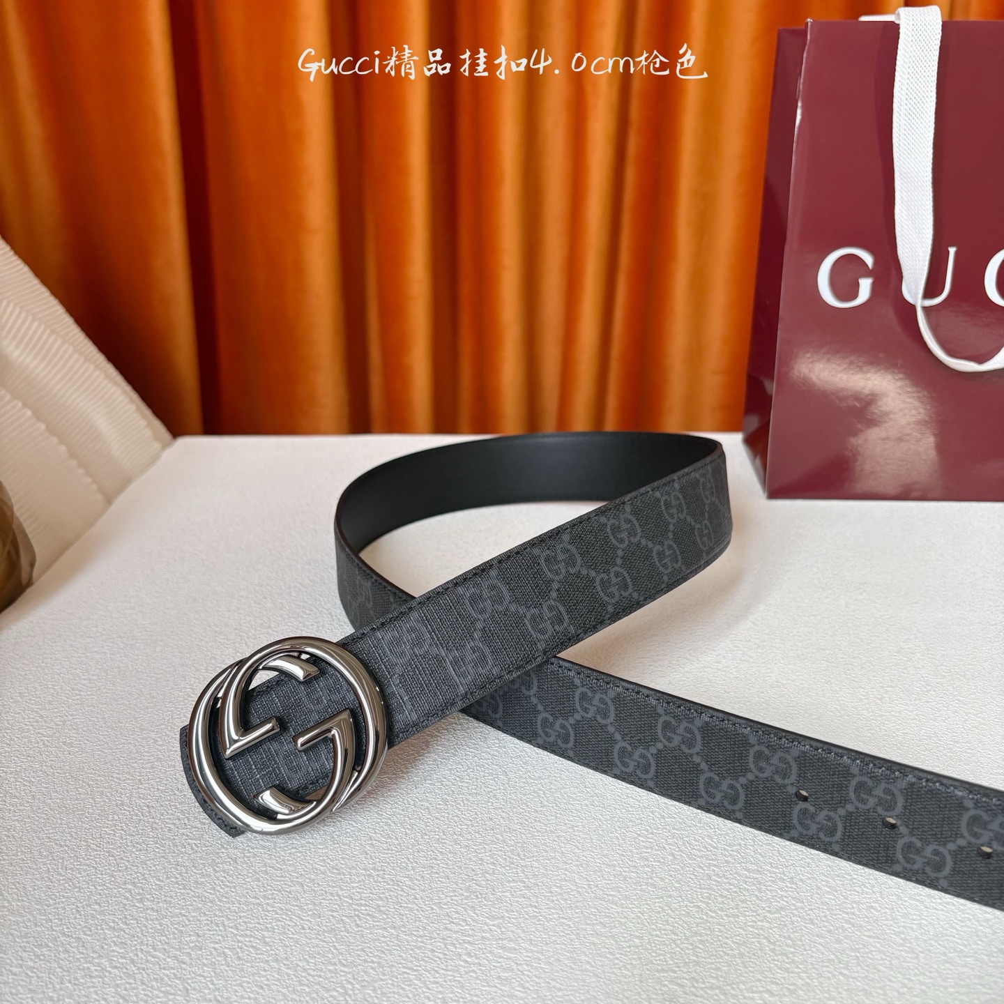 Gucci2026早春系列之一，这款腰带一面为柔软GG supreme帆布，另一面为黑色牛皮革，搭配可拆