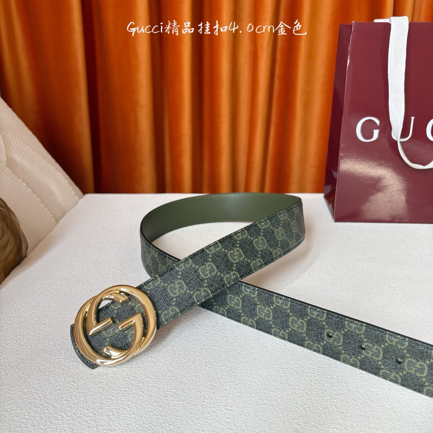 Gucci2026早春系列之一，这款腰带一面为绿色GG印花压纹牛皮革，另一面为黑色牛皮革，搭配可拆卸互扣