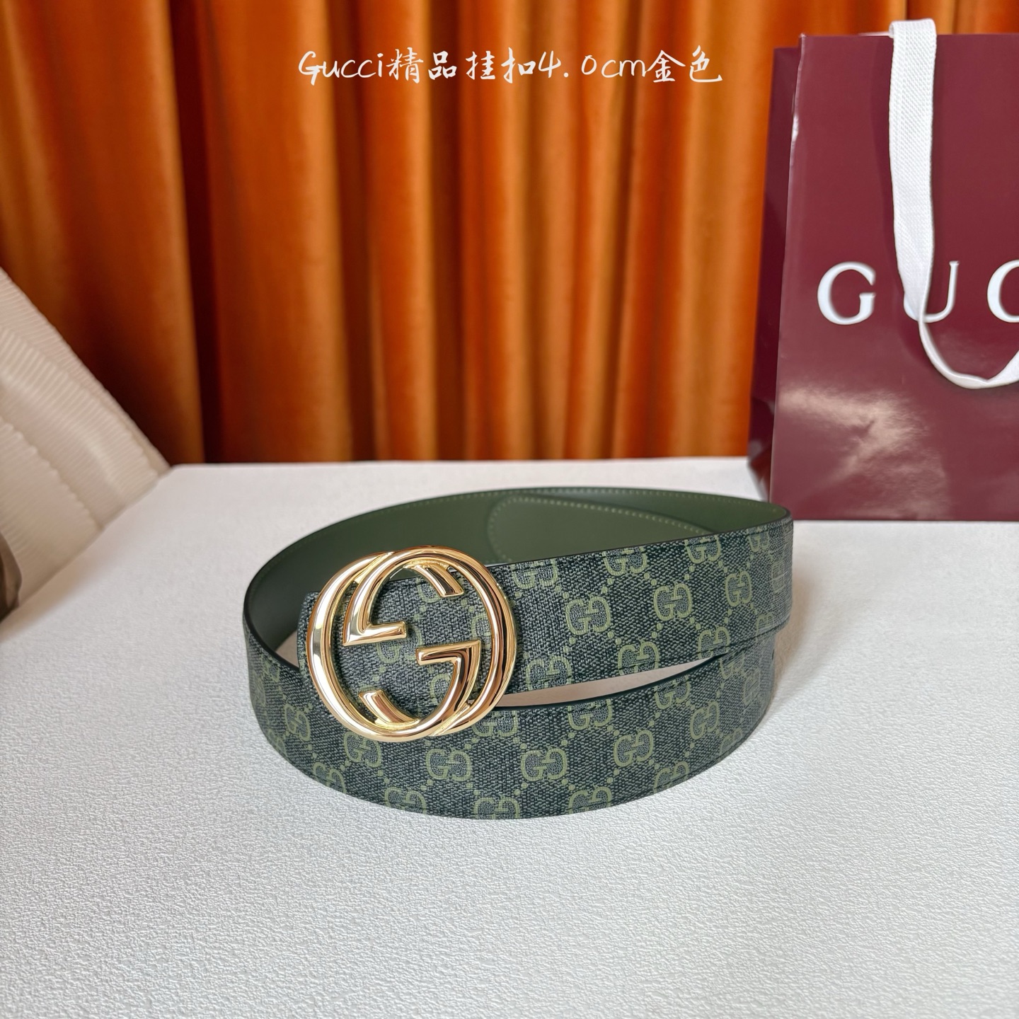 Gucci2026早春系列之一，这款腰带一面为绿色GG印花压纹牛皮革，另一面为黑色牛皮革，搭配可拆卸互扣