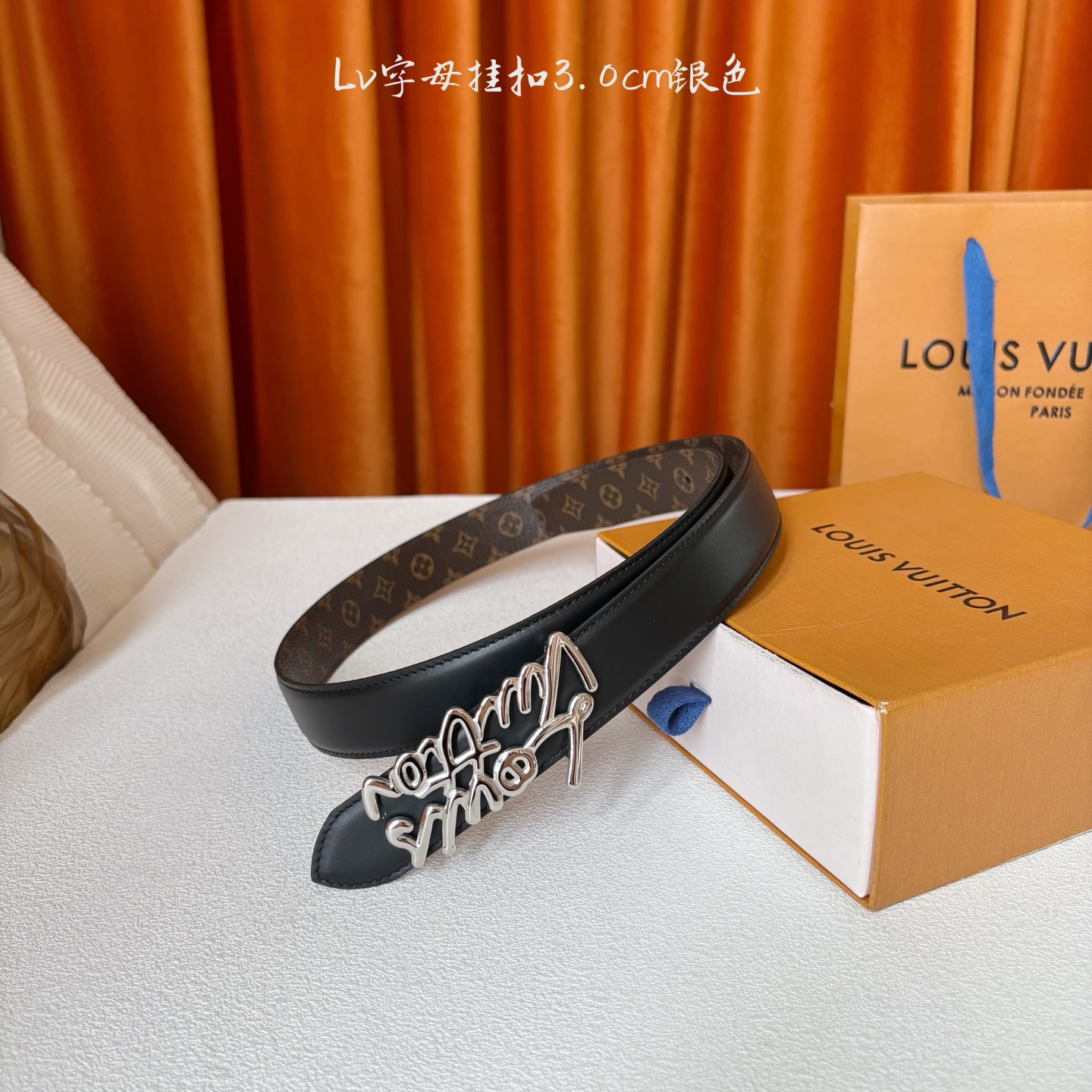 Lv Script 30毫米腰带是一款双面款式，一面是精致的小牛皮，另一面是标志性的Monogram帆布