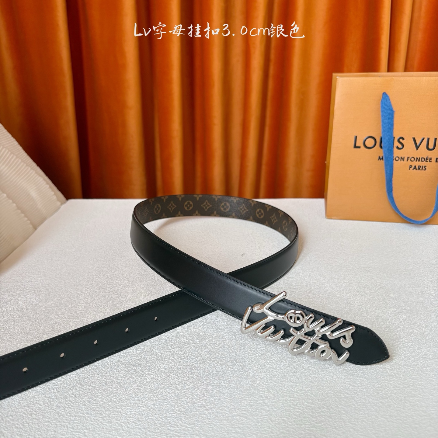 Lv Script 30毫米腰带是一款双面款式，一面是精致的小牛皮，另一面是标志性的Monogram帆布