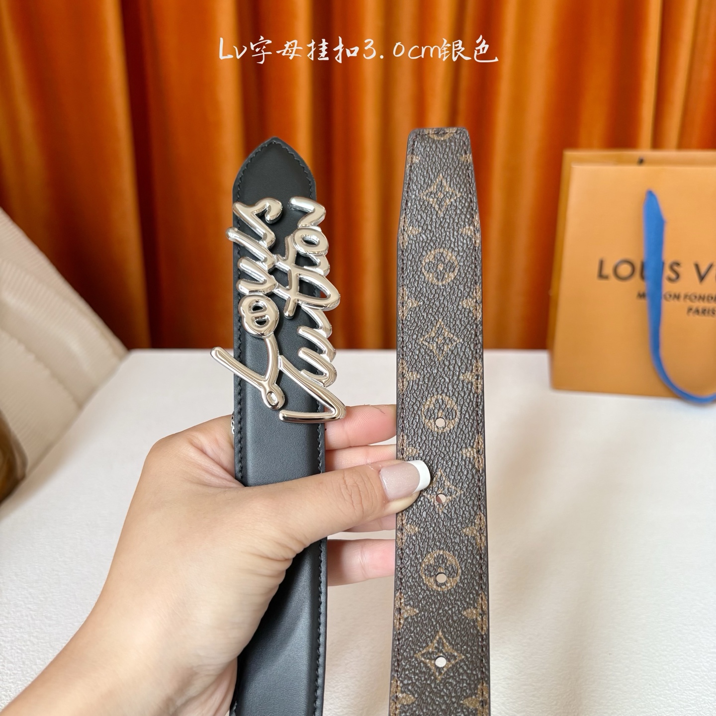 Lv Script 30毫米腰带是一款双面款式，一面是精致的小牛皮，另一面是标志性的Monogram帆布