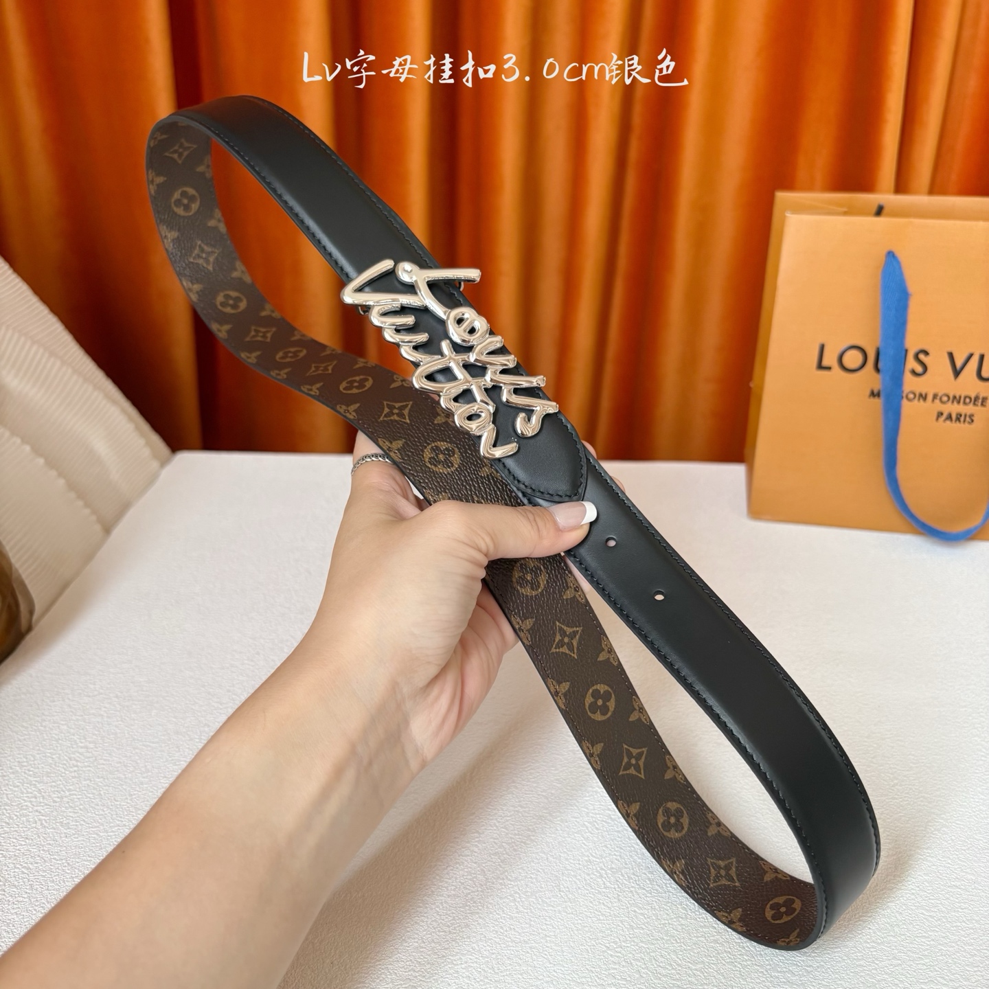 Lv Script 30毫米腰带是一款双面款式，一面是精致的小牛皮，另一面是标志性的Monogram帆布