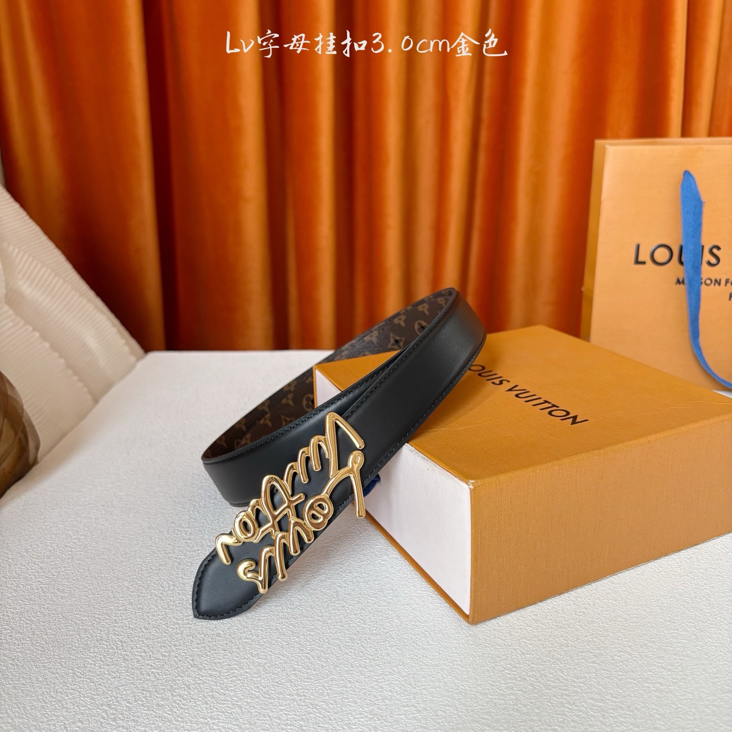 Lv Script 30毫米腰带是一款双面款式，一面是精致的小牛皮，另一面是标志性的Monogram帆布