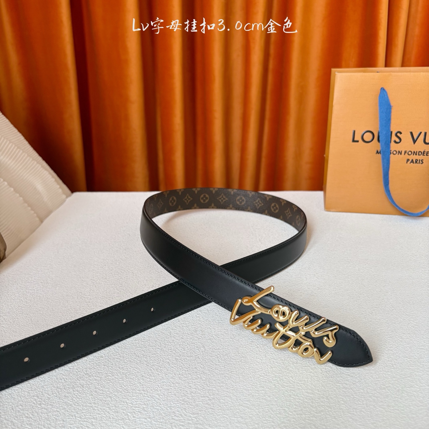 Lv Script 30毫米腰带是一款双面款式，一面是精致的小牛皮，另一面是标志性的Monogram帆布