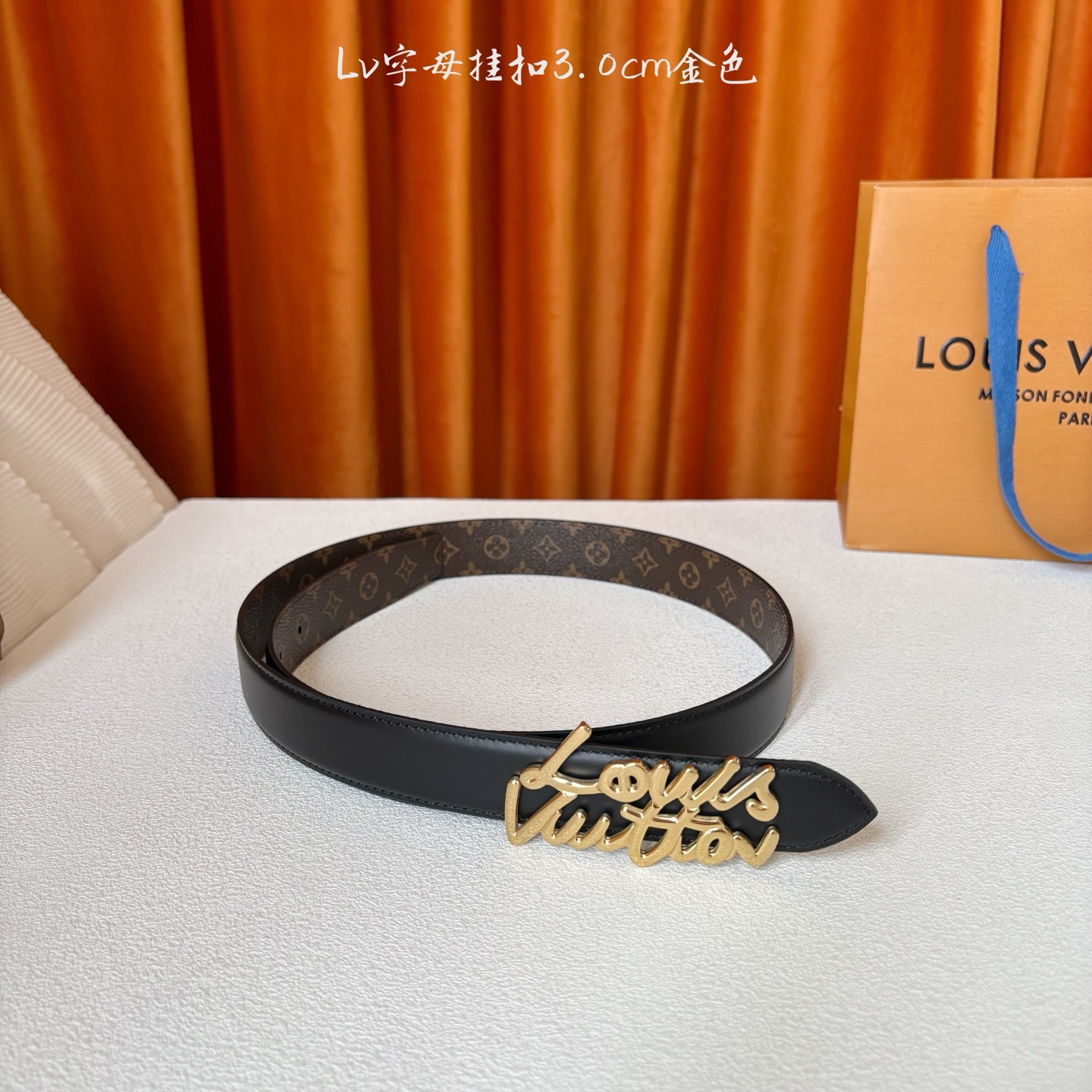 Lv Script 30毫米腰带是一款双面款式，一面是精致的小牛皮，另一面是标志性的Monogram帆布