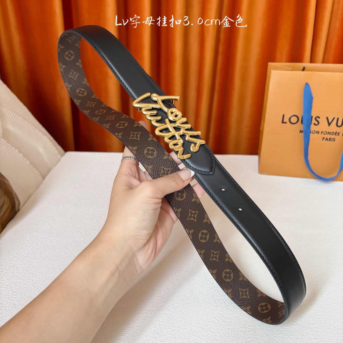 Lv Script 30毫米腰带是一款双面款式，一面是精致的小牛皮，另一面是标志性的Monogram帆布