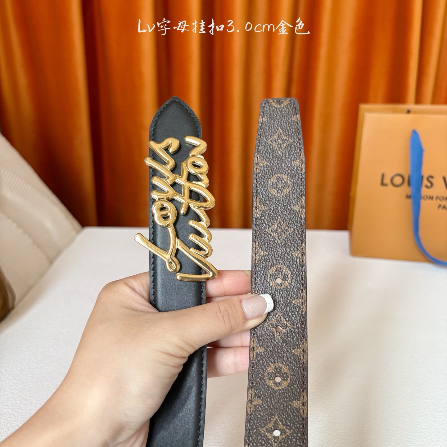 Lv Script 30毫米腰带是一款双面款式，一面是精致的小牛皮，另一面是标志性的Monogram帆布