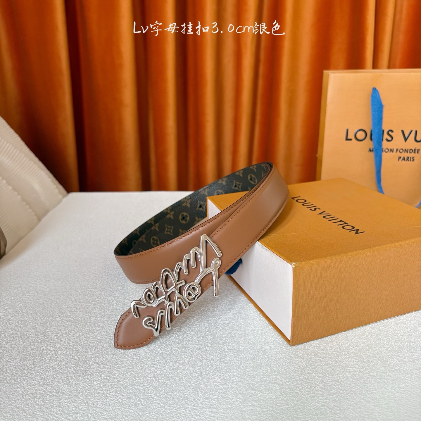 Lv Script 30毫米腰带是一款双面款式，一面是精致的小牛皮，另一面是标志性的Monogram帆布