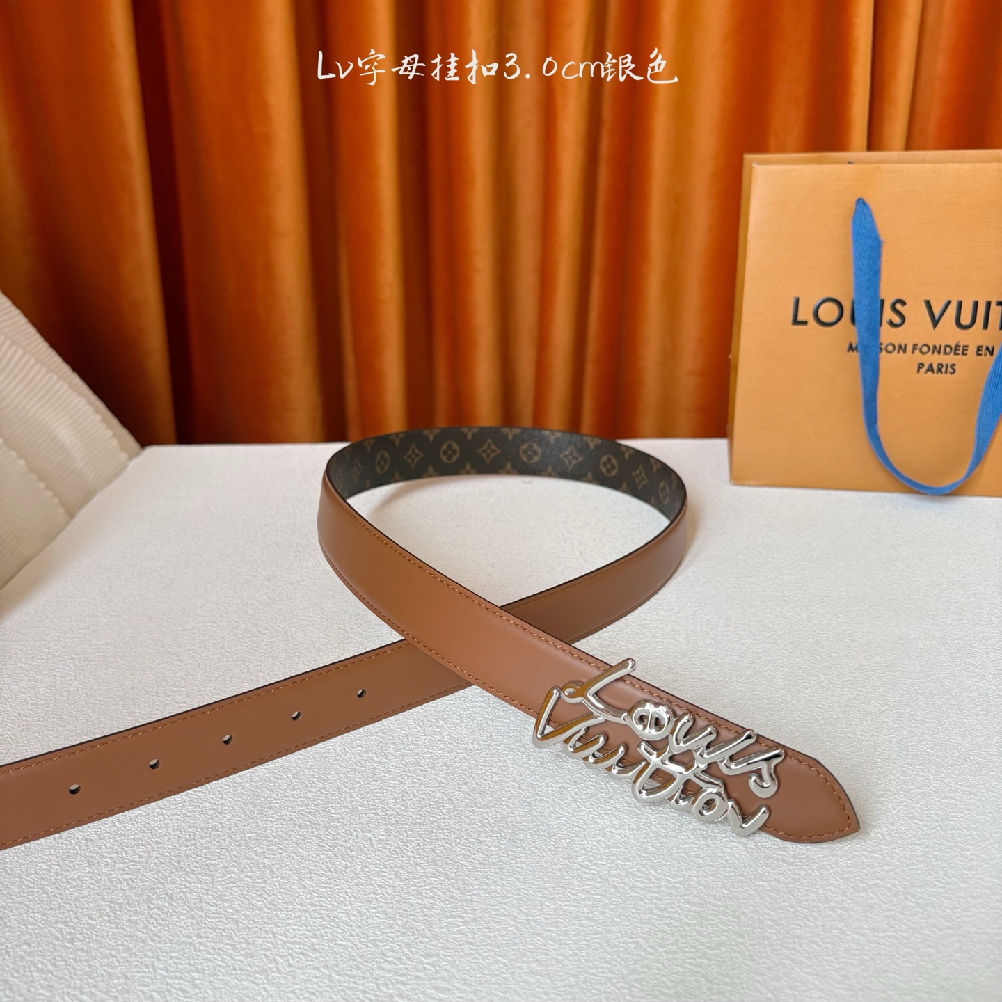 Lv Script 30毫米腰带是一款双面款式，一面是精致的小牛皮，另一面是标志性的Monogram帆布