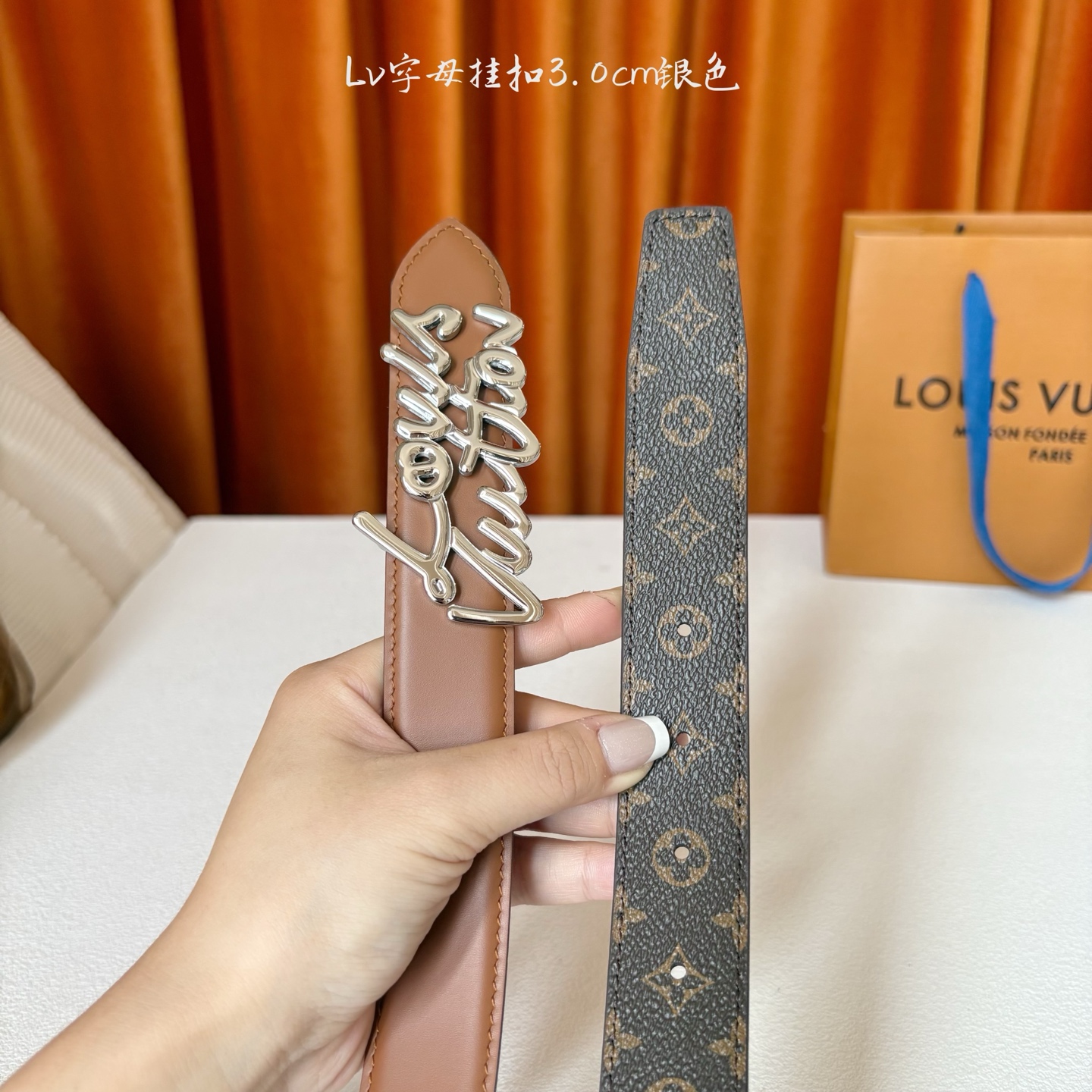 Lv Script 30毫米腰带是一款双面款式，一面是精致的小牛皮，另一面是标志性的Monogram帆布