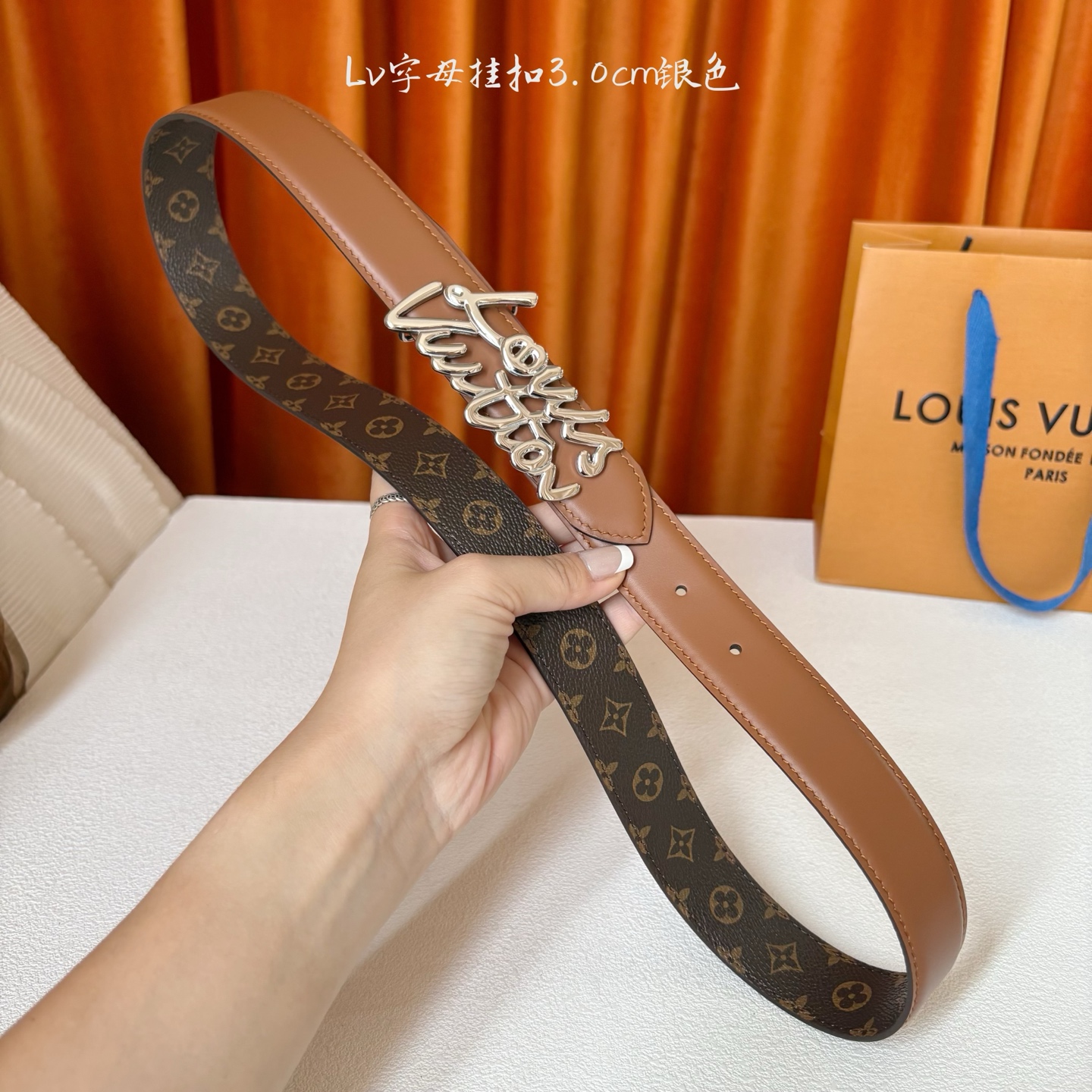 Lv Script 30毫米腰带是一款双面款式，一面是精致的小牛皮，另一面是标志性的Monogram帆布