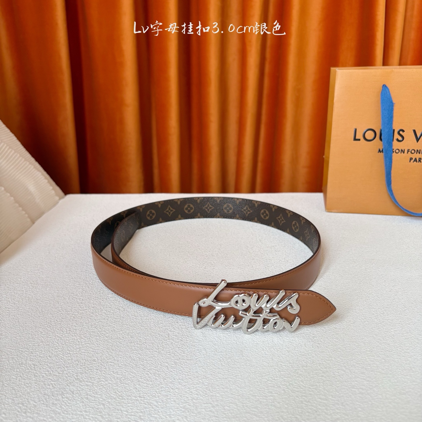 Lv Script 30毫米腰带是一款双面款式，一面是精致的小牛皮，另一面是标志性的Monogram帆布