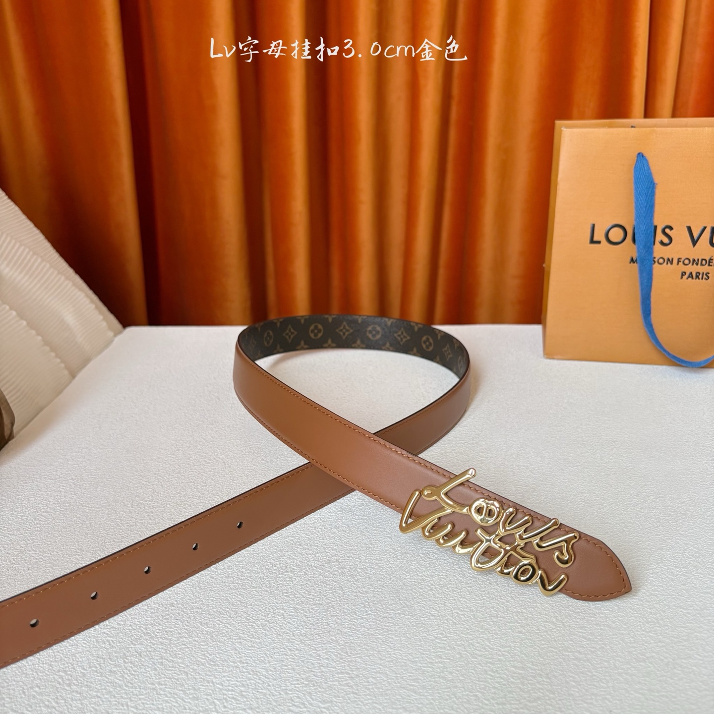 Lv Script 30毫米腰带是一款双面款式，一面是精致的小牛皮，另一面是标志性的Monogram帆布