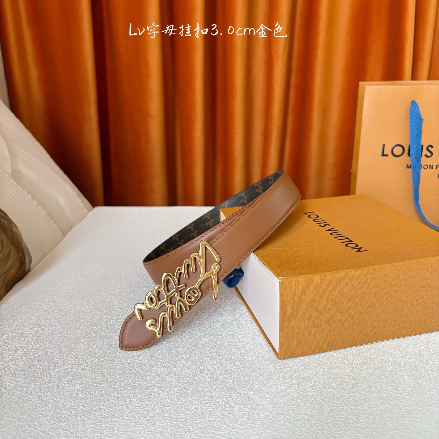 Lv Script 30毫米腰带是一款双面款式，一面是精致的小牛皮，另一面是标志性的Monogram帆布