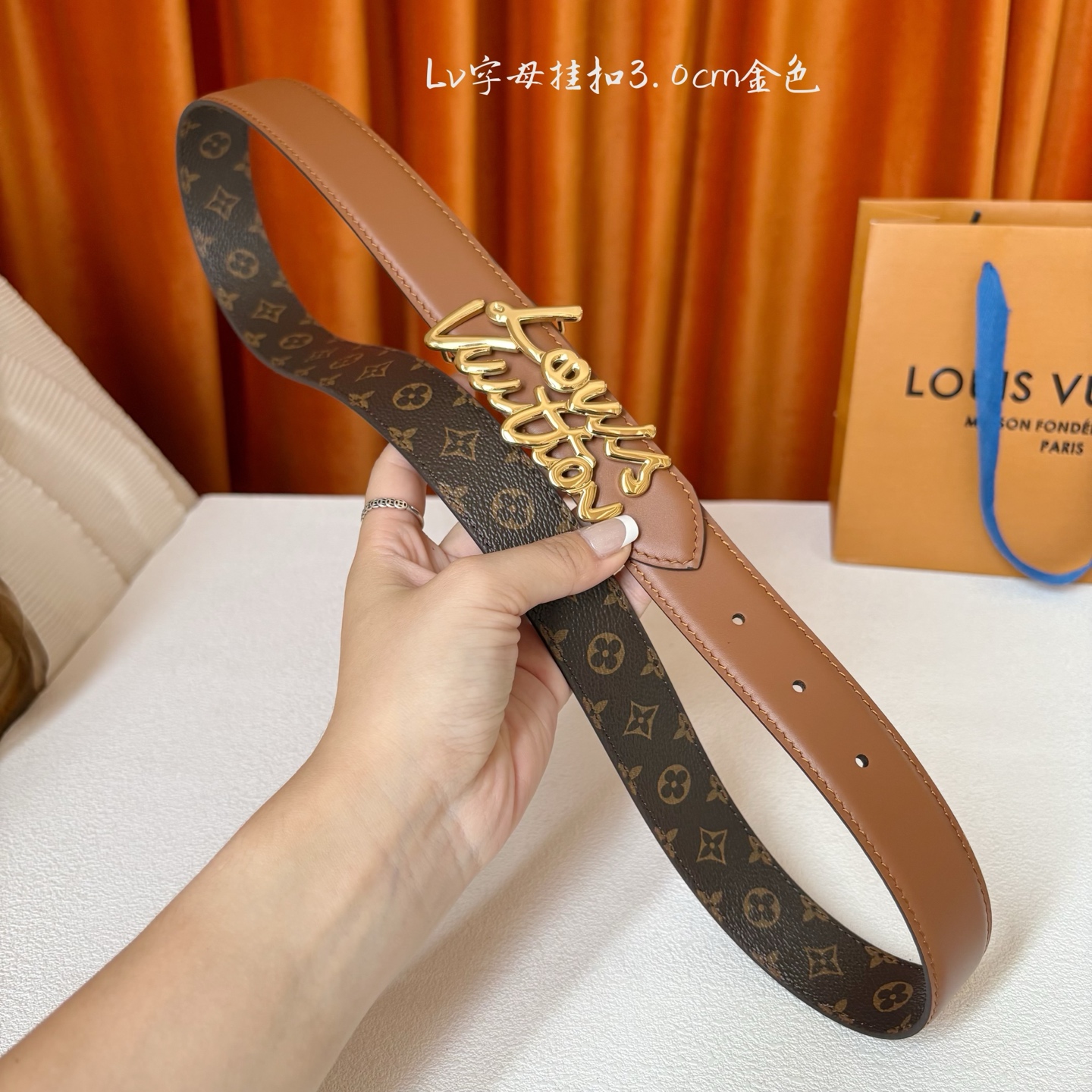 Lv Script 30毫米腰带是一款双面款式，一面是精致的小牛皮，另一面是标志性的Monogram帆布