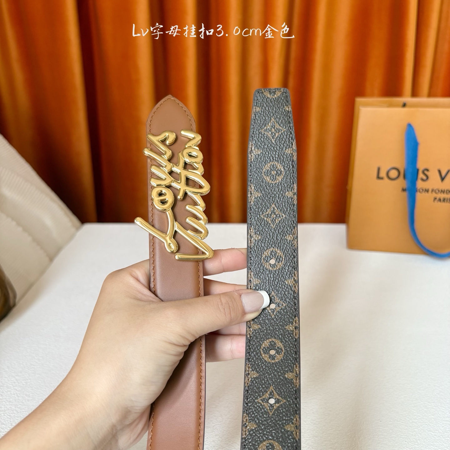 Lv Script 30毫米腰带是一款双面款式，一面是精致的小牛皮，另一面是标志性的Monogram帆布