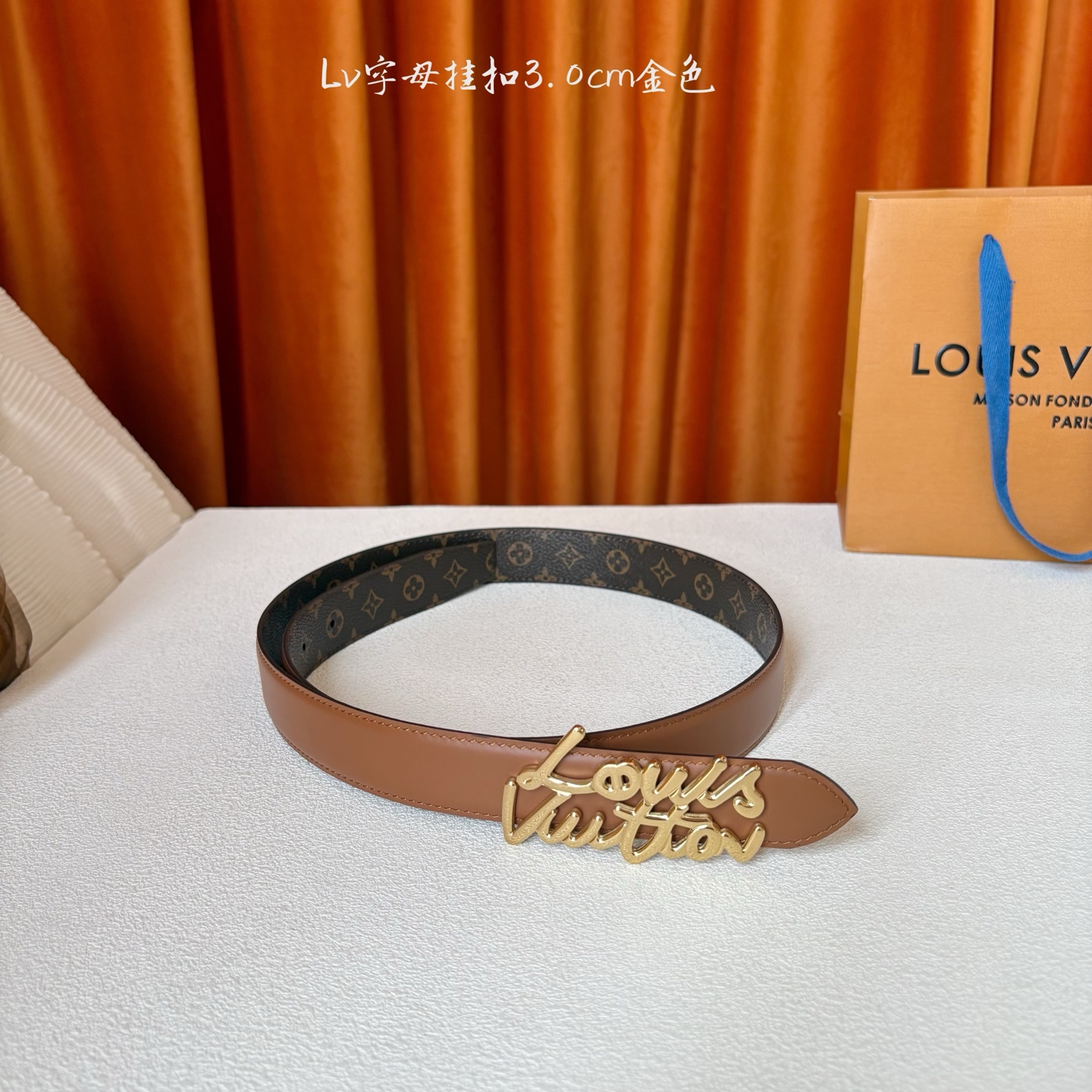 Lv Script 30毫米腰带是一款双面款式，一面是精致的小牛皮，另一面是标志性的Monogram帆布