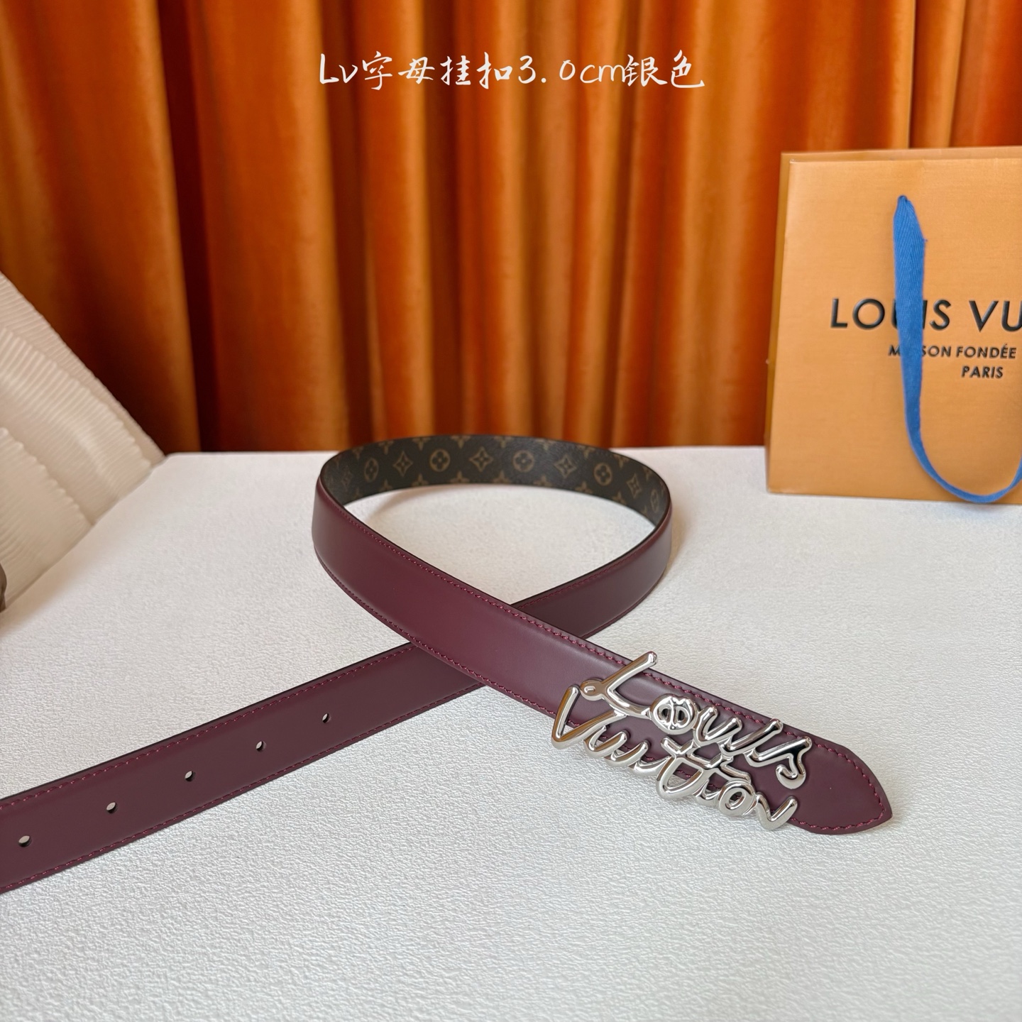 Lv Script 30毫米腰带是一款双面款式，一面是精致的小牛皮，另一面是标志性的Monogram帆布