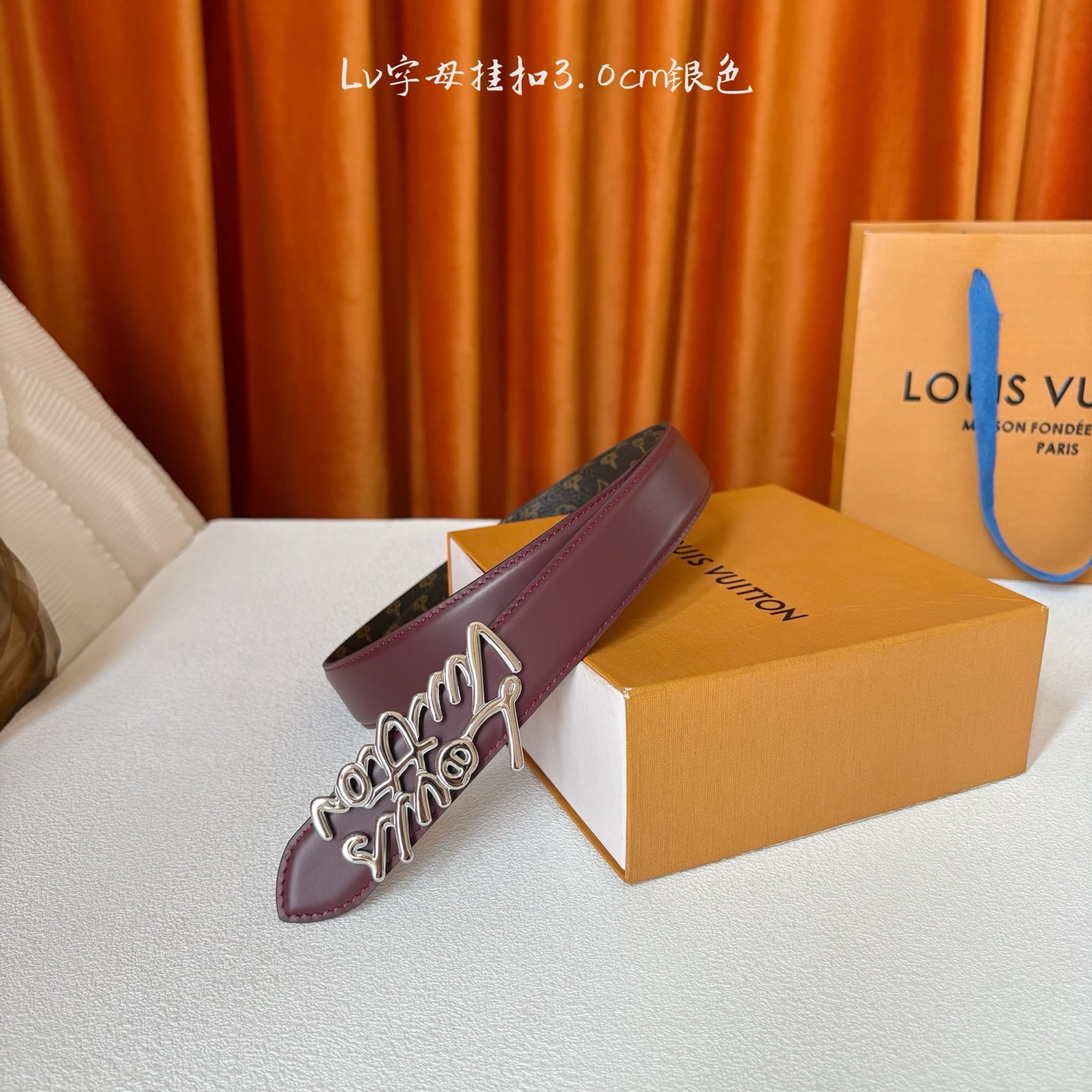 Lv Script 30毫米腰带是一款双面款式，一面是精致的小牛皮，另一面是标志性的Monogram帆布