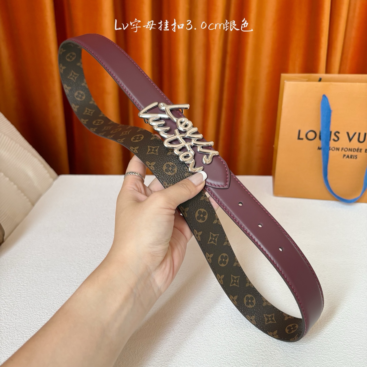 Lv Script 30毫米腰带是一款双面款式，一面是精致的小牛皮，另一面是标志性的Monogram帆布