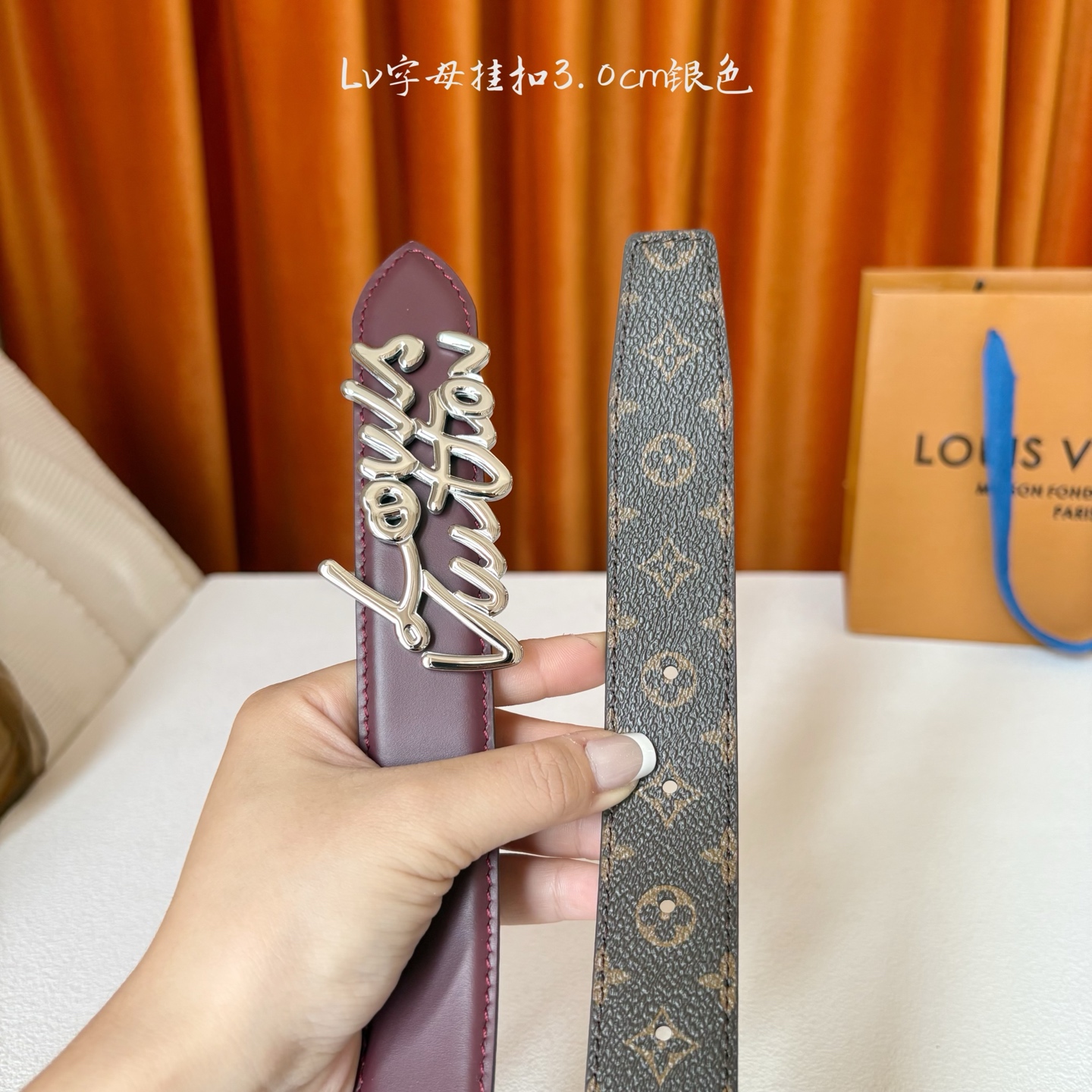 Lv Script 30毫米腰带是一款双面款式，一面是精致的小牛皮，另一面是标志性的Monogram帆布