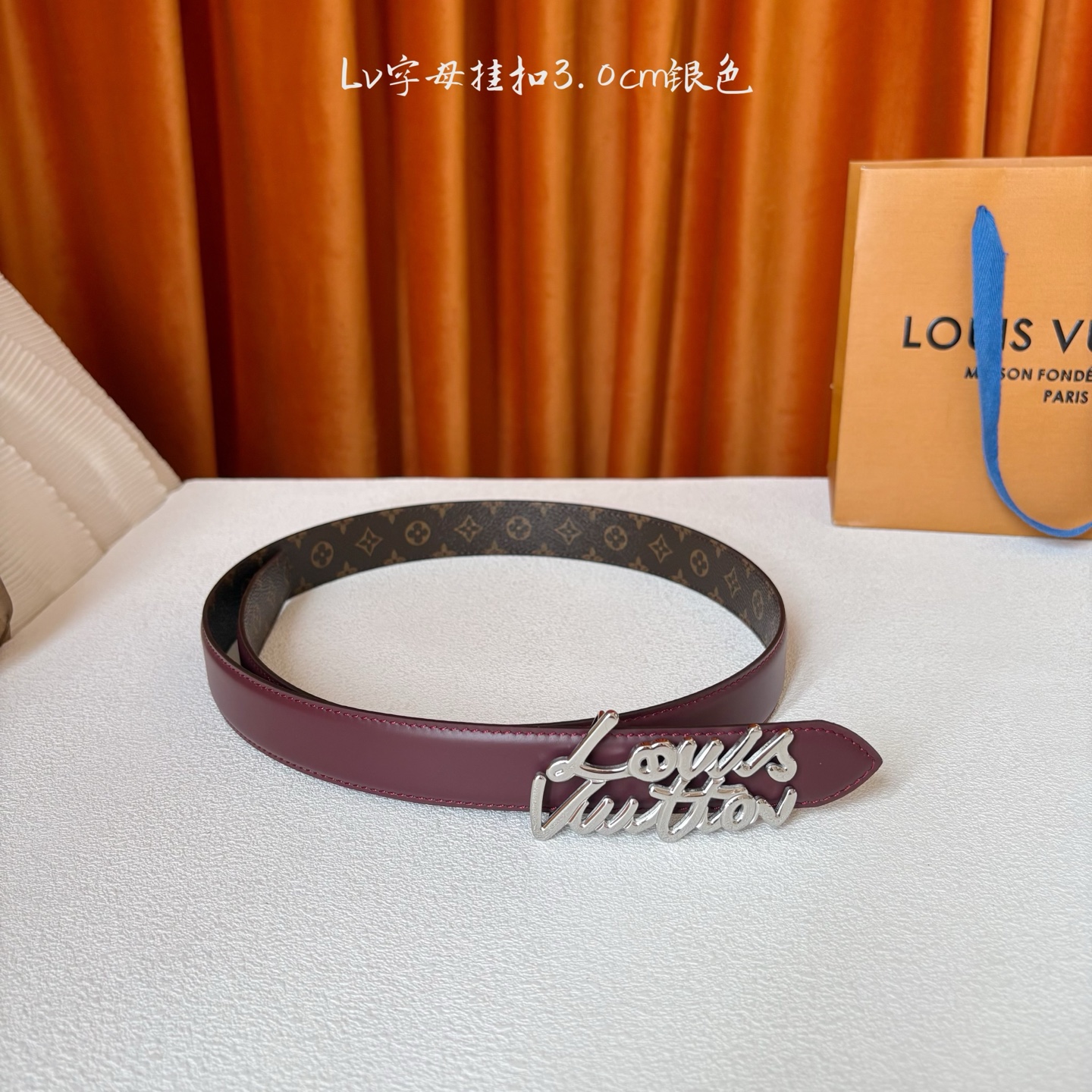 Lv Script 30毫米腰带是一款双面款式，一面是精致的小牛皮，另一面是标志性的Monogram帆布