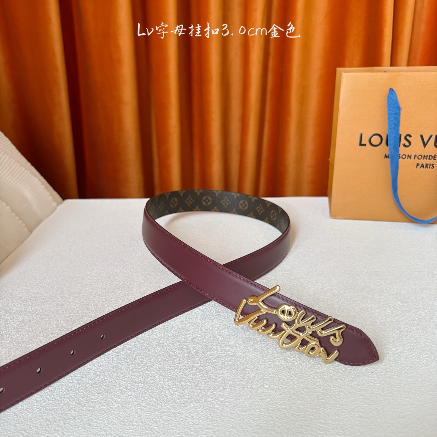 Lv Script 30毫米腰带是一款双面款式，一面是精致的小牛皮，另一面是标志性的Monogram帆布