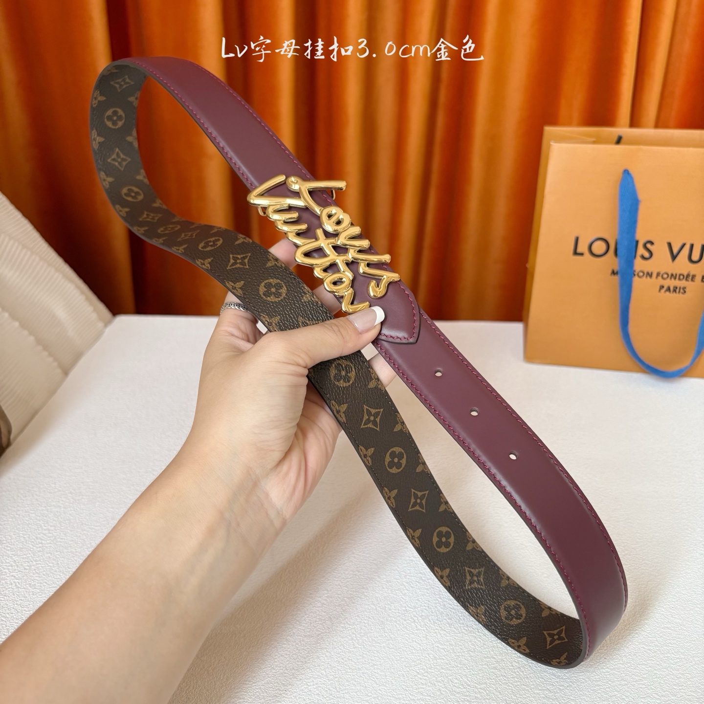 Lv Script 30毫米腰带是一款双面款式，一面是精致的小牛皮，另一面是标志性的Monogram帆布