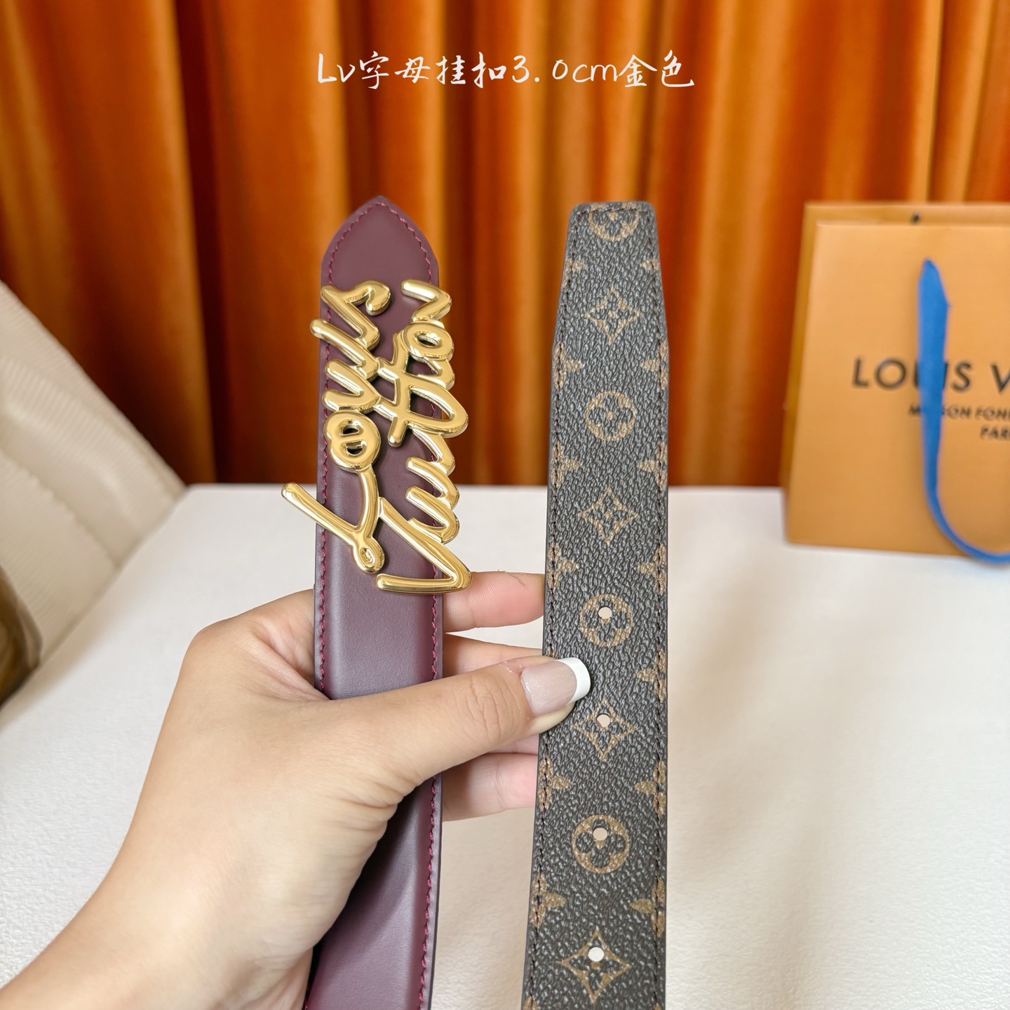 Lv Script 30毫米腰带是一款双面款式，一面是精致的小牛皮，另一面是标志性的Monogram帆布