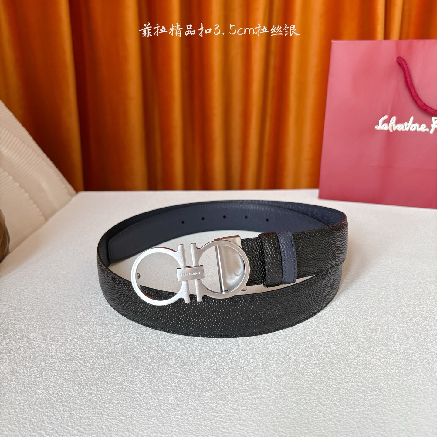 菲拉格慕男款进口小牛皮，手感细腻柔软。搭配纯铜精品扣，男士必备！宽度：3.5cm