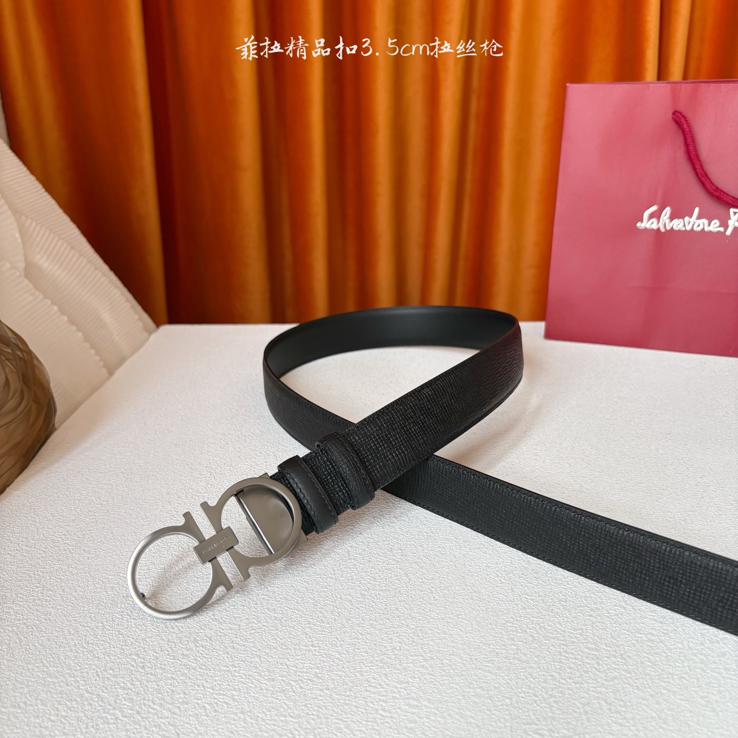 菲拉格慕男款进口小牛皮，手感细腻柔软。搭配纯铜精品扣，男士必备！宽度：3.5cm