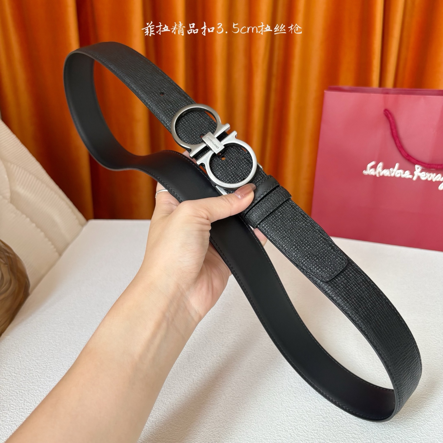 菲拉格慕男款进口小牛皮，手感细腻柔软。搭配纯铜精品扣，男士必备！宽度：3.5cm