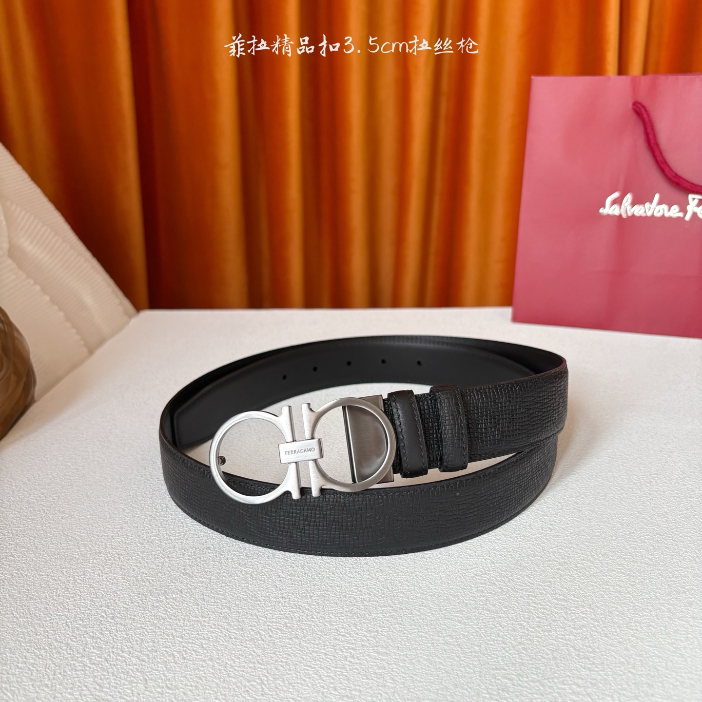 菲拉格慕男款进口小牛皮，手感细腻柔软。搭配纯铜精品扣，男士必备！宽度：3.5cm