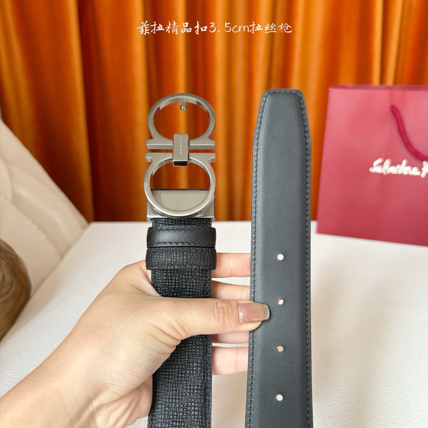 菲拉格慕男款进口小牛皮，手感细腻柔软。搭配纯铜精品扣，男士必备！宽度：3.5cm