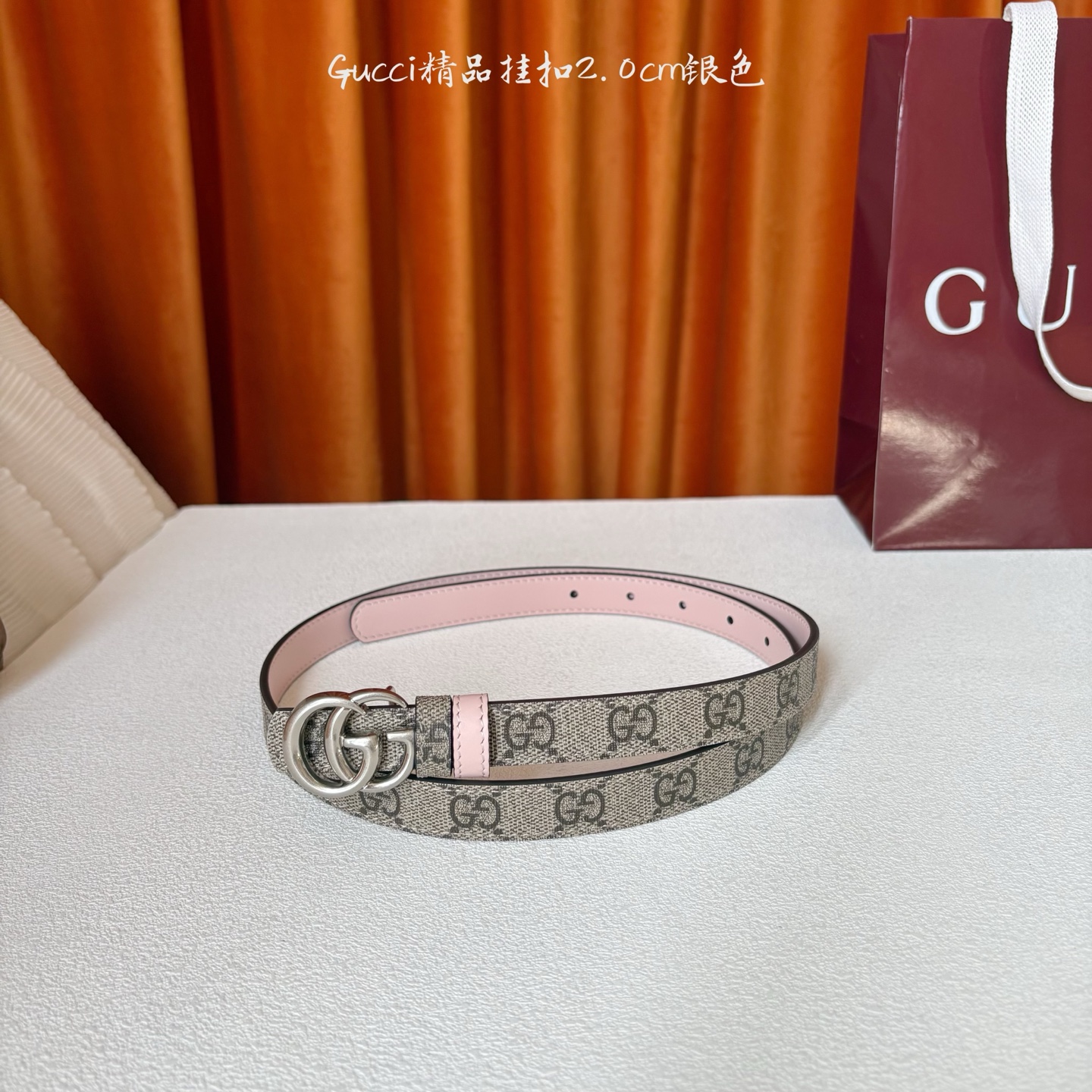 Gucci这款20MM腰带一面为柔软GG supreme帆布，另一面为粉红色牛皮革，搭配可拆卸互扣式双G