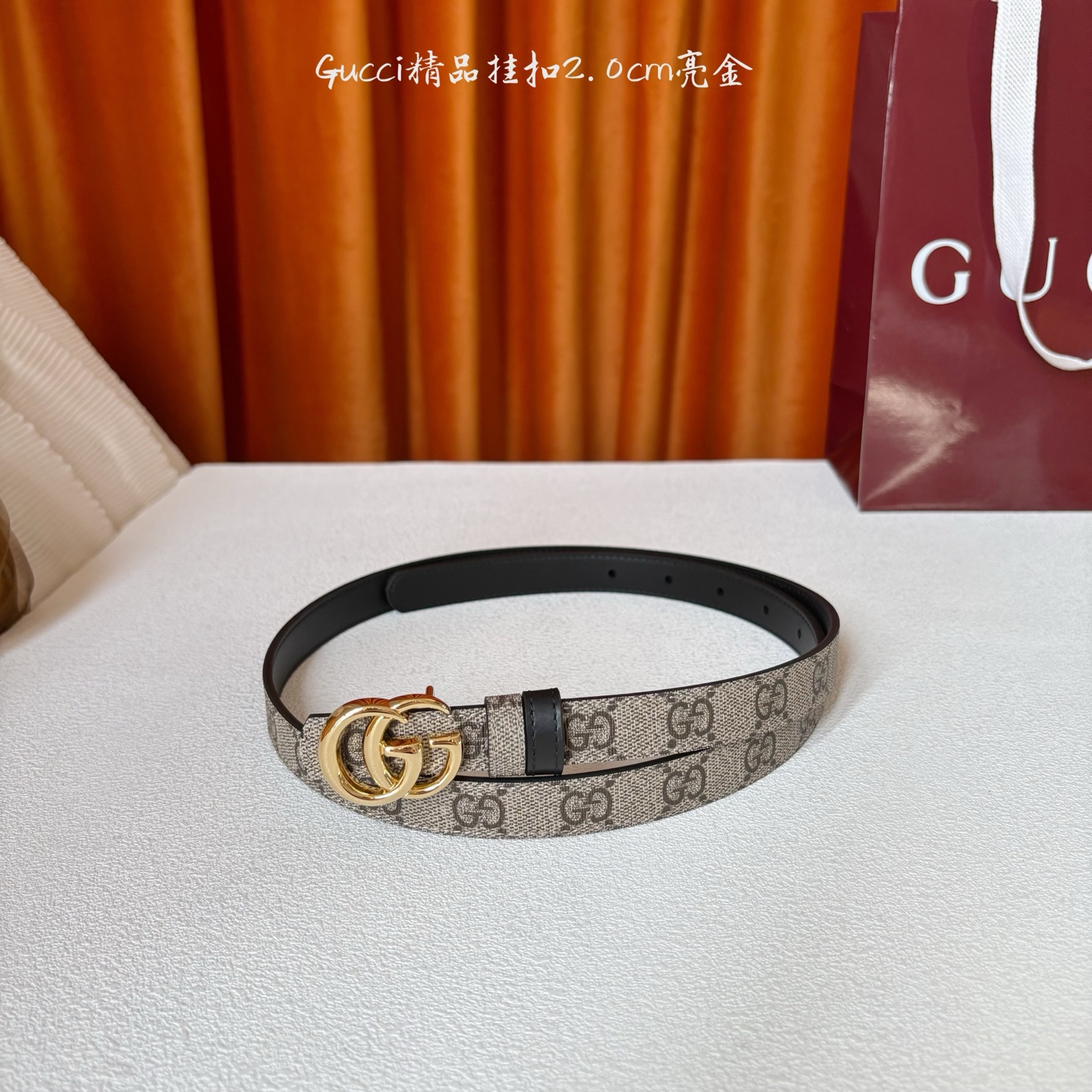 Gucci这款30MM腰带一面为柔软GG supreme帆布，另一面为黑色牛皮革，搭配可拆卸互扣式双G搭