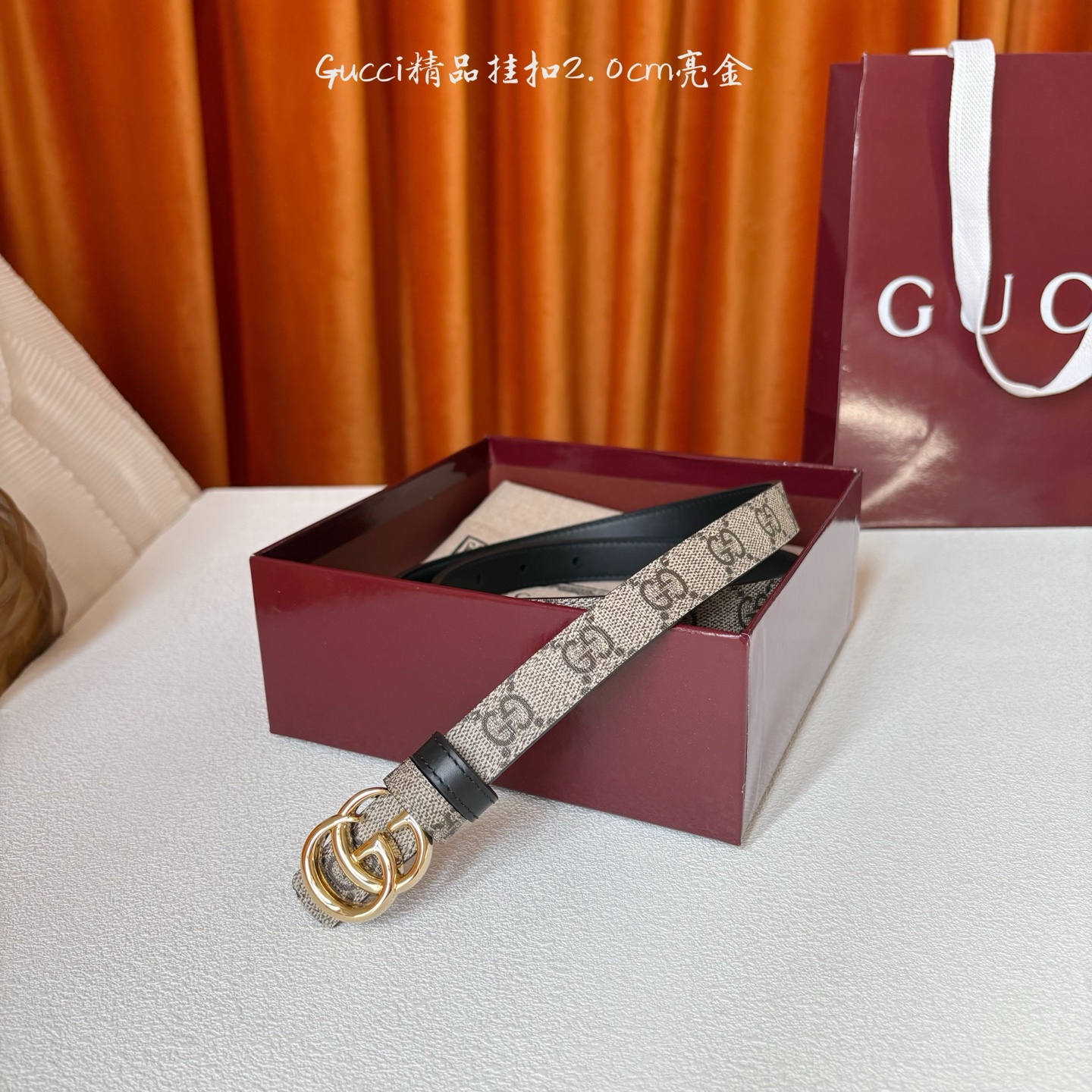 Gucci这款30MM腰带一面为柔软GG supreme帆布，另一面为黑色牛皮革，搭配可拆卸互扣式双G搭