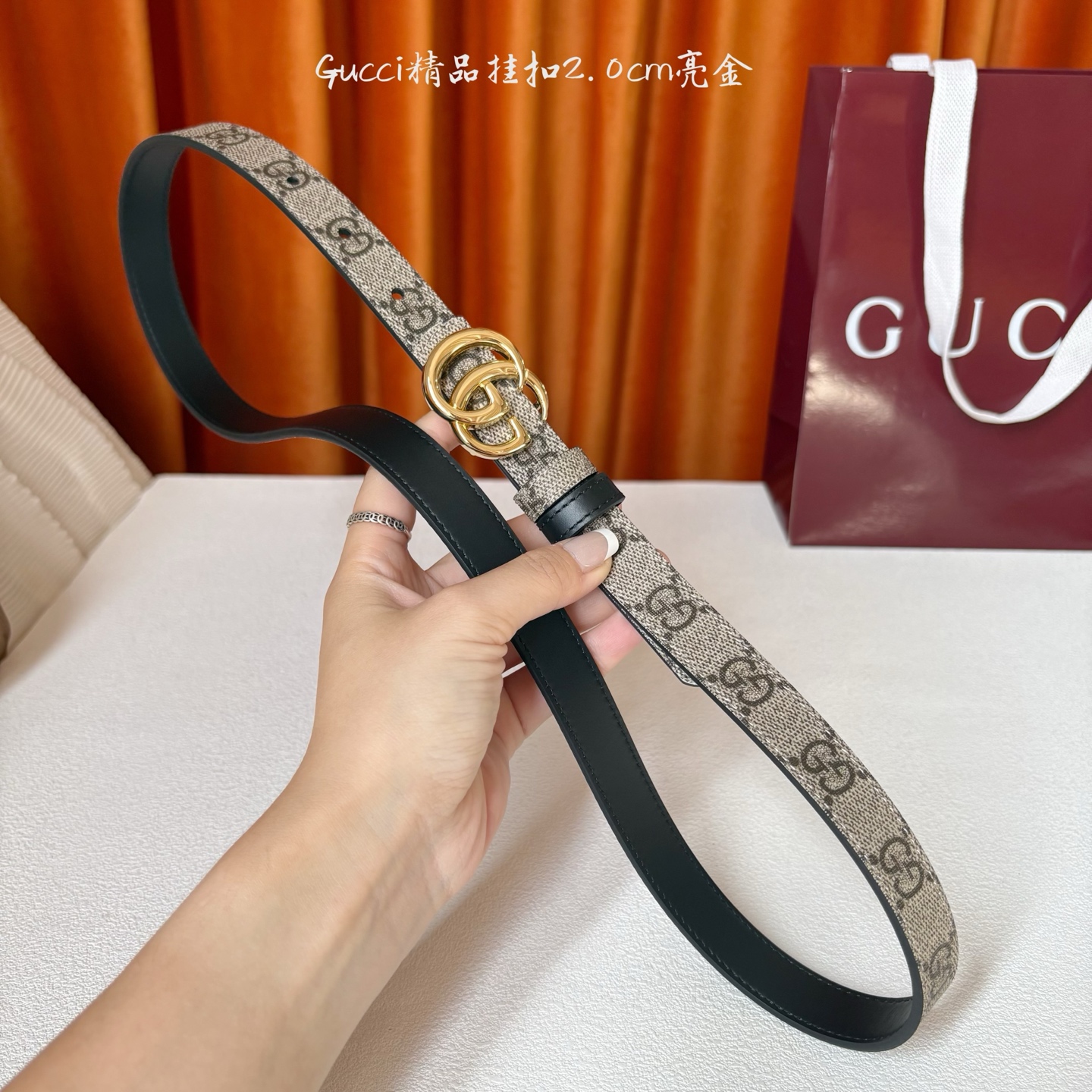 Gucci这款30MM腰带一面为柔软GG supreme帆布，另一面为黑色牛皮革，搭配可拆卸互扣式双G搭