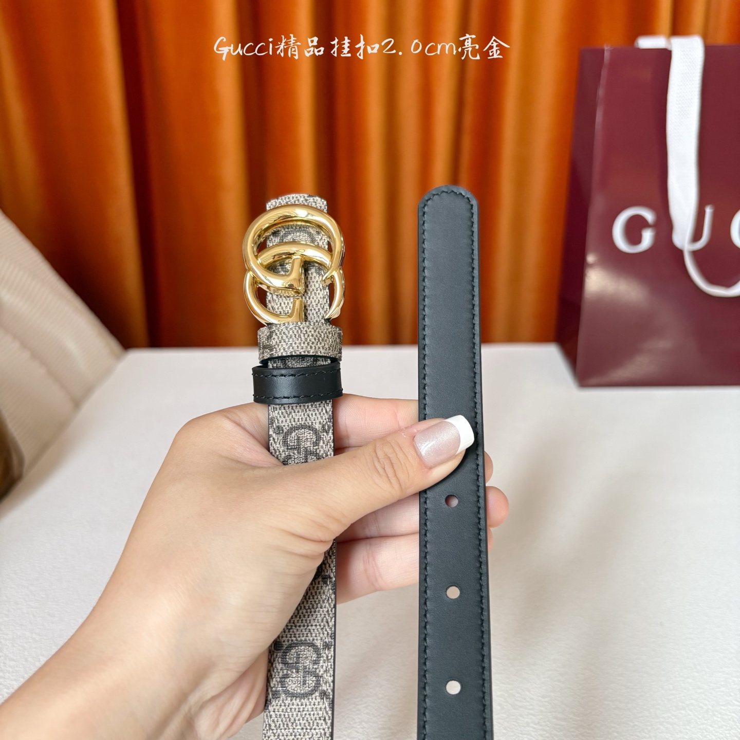 Gucci这款30MM腰带一面为柔软GG supreme帆布，另一面为黑色牛皮革，搭配可拆卸互扣式双G搭