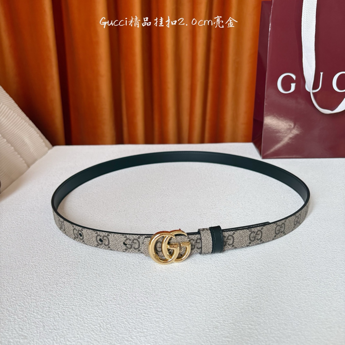 Gucci这款30MM腰带一面为柔软GG supreme帆布，另一面为黑色牛皮革，搭配可拆卸互扣式双G搭