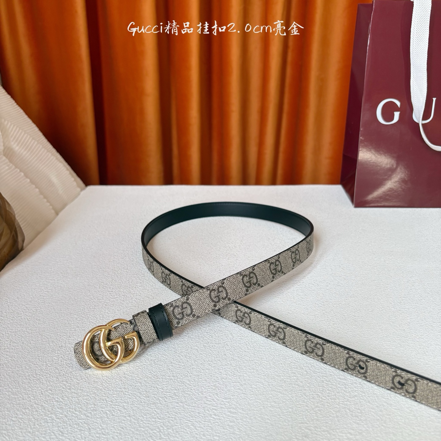 Gucci这款30MM腰带一面为柔软GG supreme帆布，另一面为黑色牛皮革，搭配可拆卸互扣式双G搭