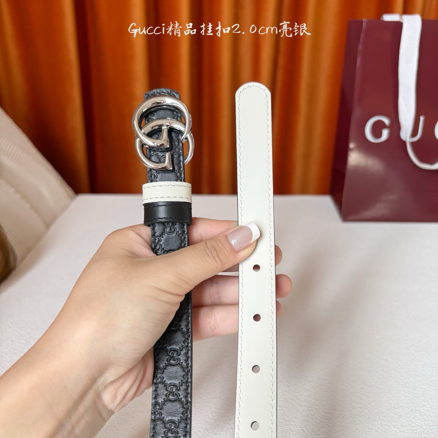 Gucci这款30MM腰带一面为柔软GG supreme小牛皮，另一面为纯白色牛皮革，搭配可拆卸互扣式双