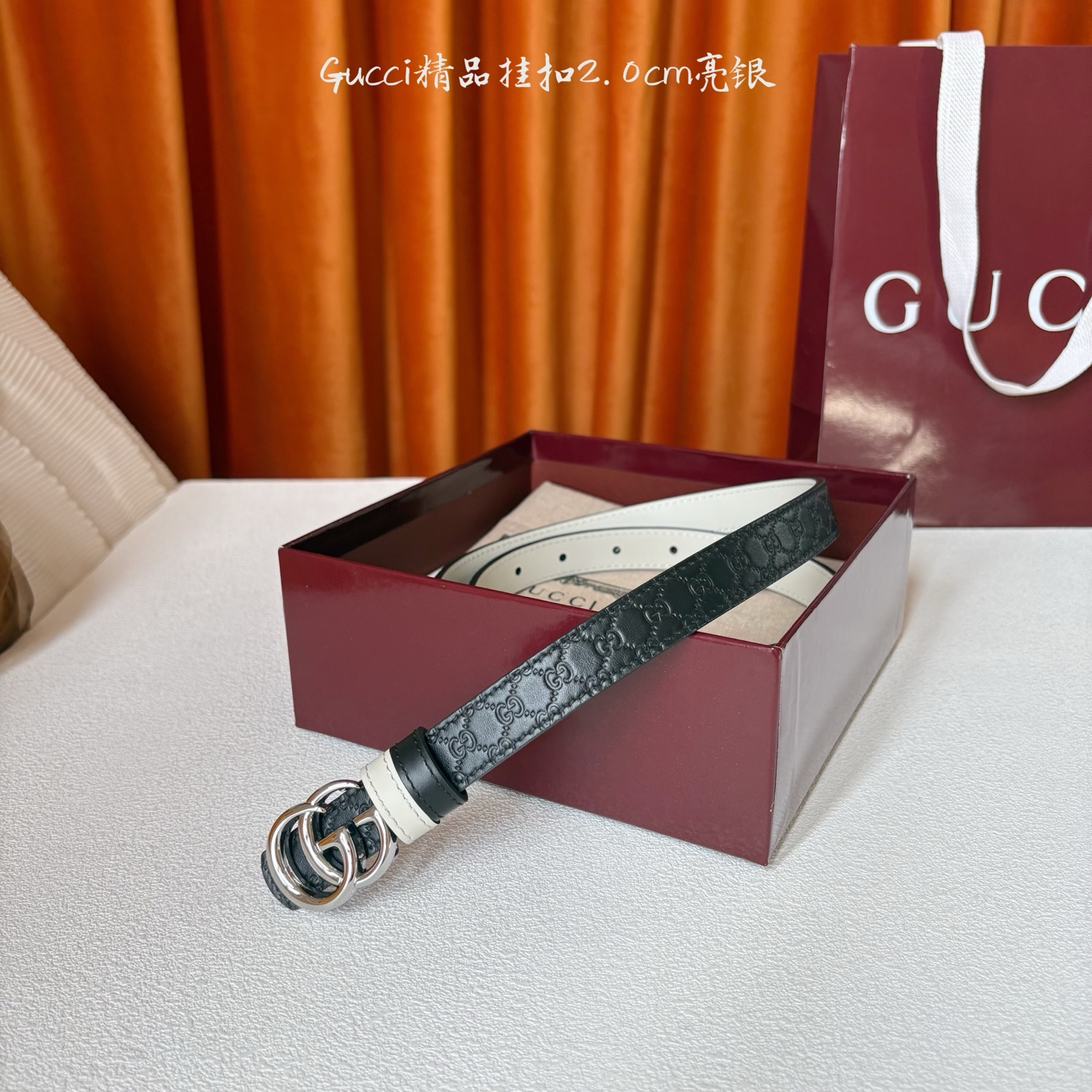 Gucci这款30MM腰带一面为柔软GG supreme小牛皮，另一面为纯白色牛皮革，搭配可拆卸互扣式双