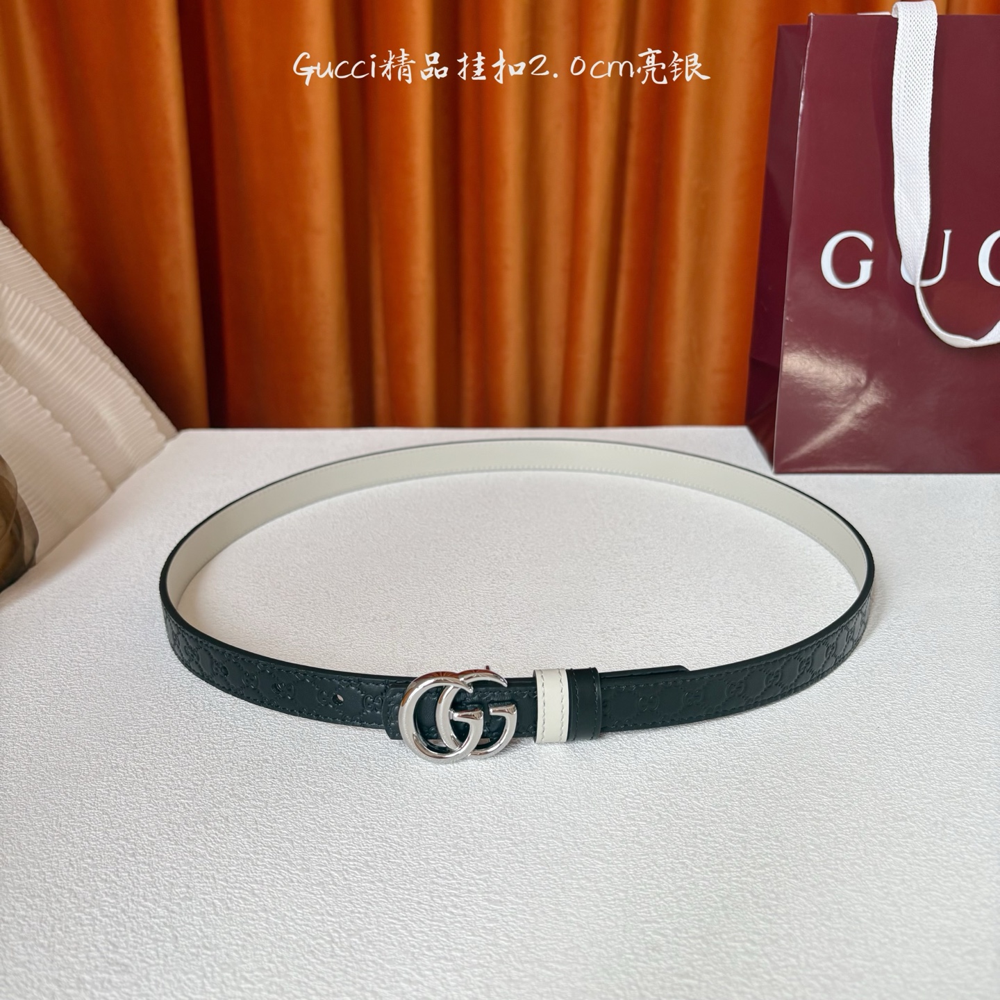 Gucci这款30MM腰带一面为柔软GG supreme小牛皮，另一面为纯白色牛皮革，搭配可拆卸互扣式双